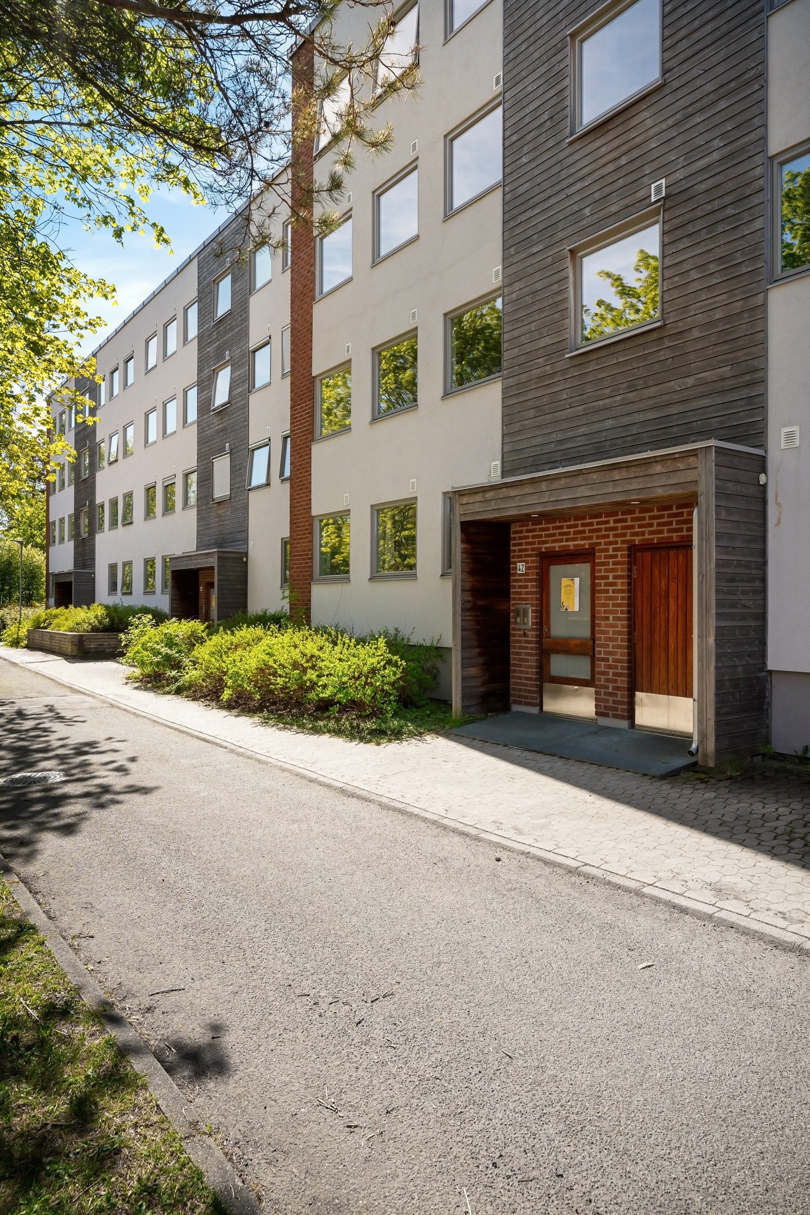 Leiligheten ligger i et meget attraktivt, barnevennlig og veletablert boligområde på Voksen/Hovseter i Oslo, med nærhet til skoler i alle alderstrinn, barnehager, offentlig kommunikasjon og flotte rekreasjonsområder. Galleribilde