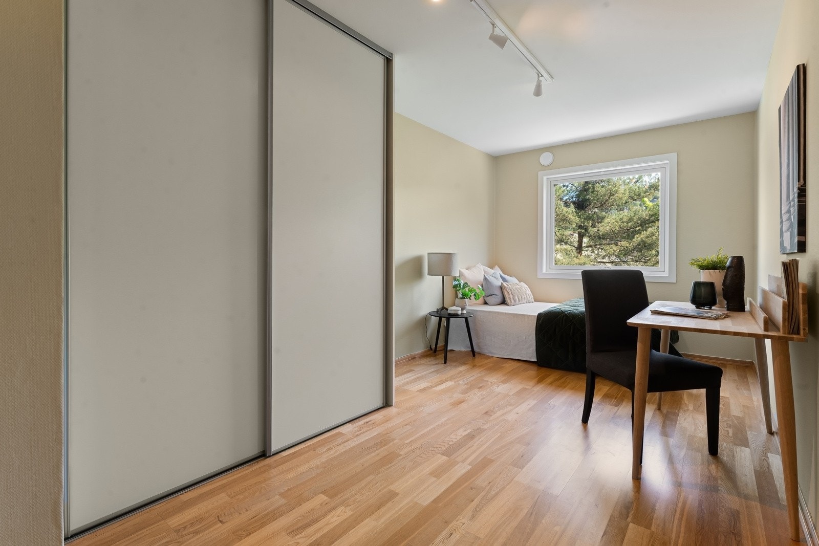 Soverom II er også romslig med god plass til seng, garderobeskap, skrivepult m.m Galleribilde