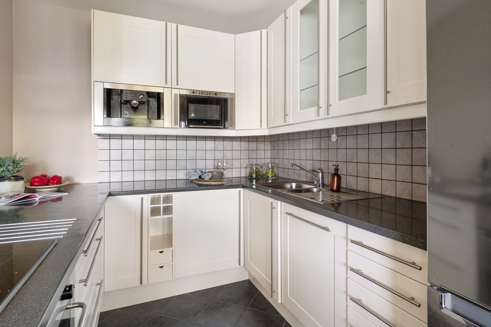 Integrert oppvaskmaskin, stekeovn. Nedfelt koketopp og grill. Integrert mikrobølgeovn og kaffemaskin i overskap. Galleribilde