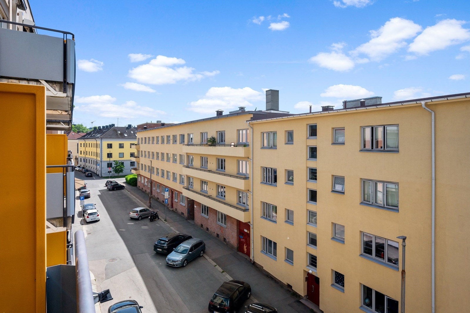 Det er lov til å grille med både glass- og elgrill på balkongen. Flott utsyn fra balkongen til hyggelig nærområde på Øvre Torshov/Åsen. Galleribilde