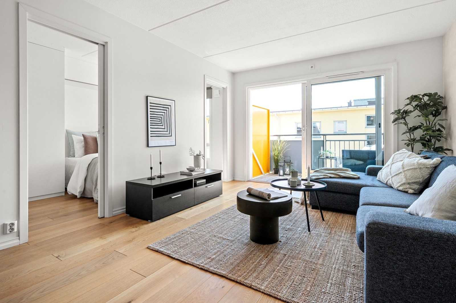 Flott énstavs parkettgulv som går igjen i resten av leiligheten. Det er tre soverom i leiligheten, og det største har inngang fra stuen. Galleribilde