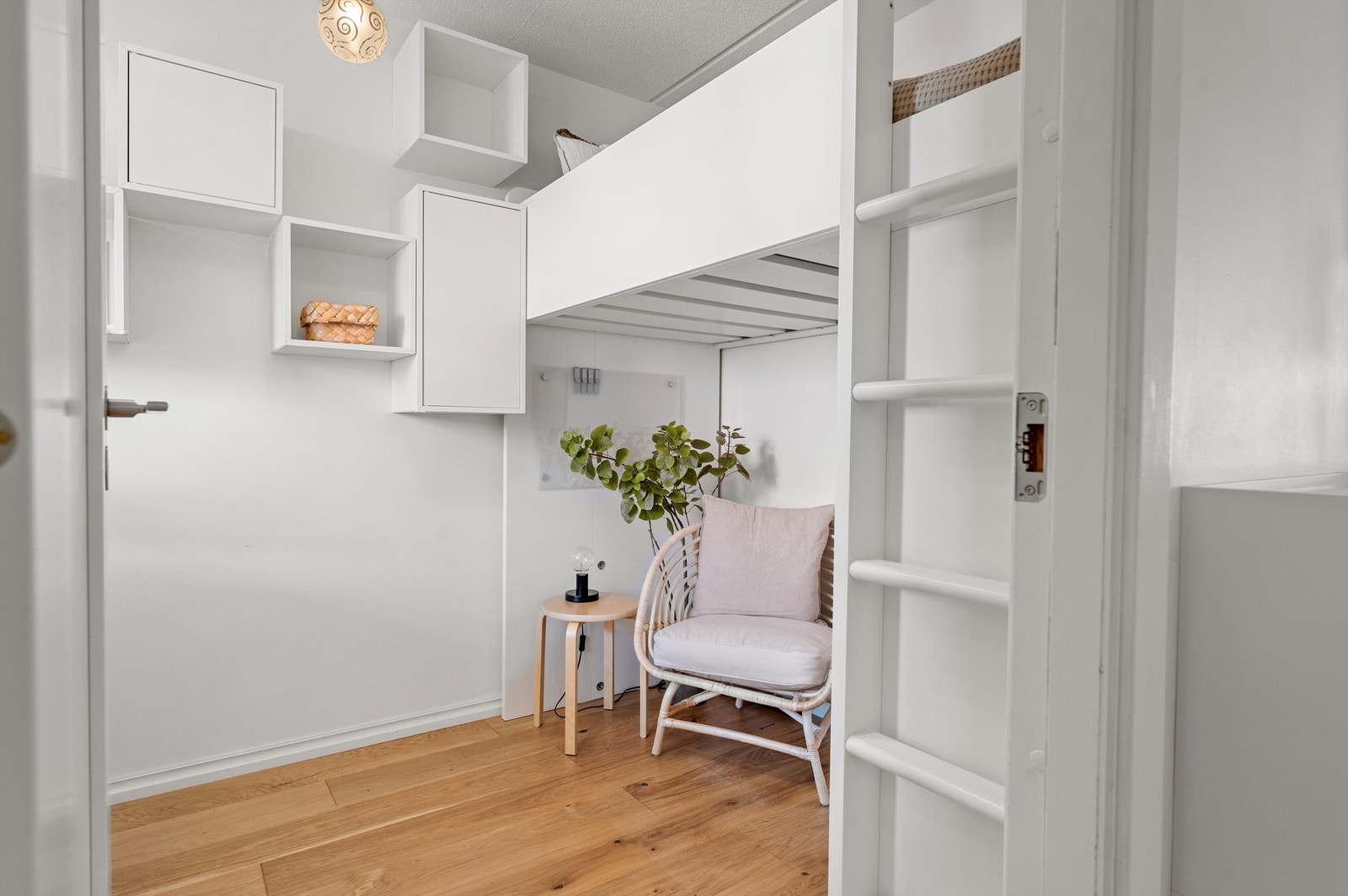 Rommet er innredet med plassbygget køyeseng som frigjør gulvareal til øvrig innredning. Galleribilde