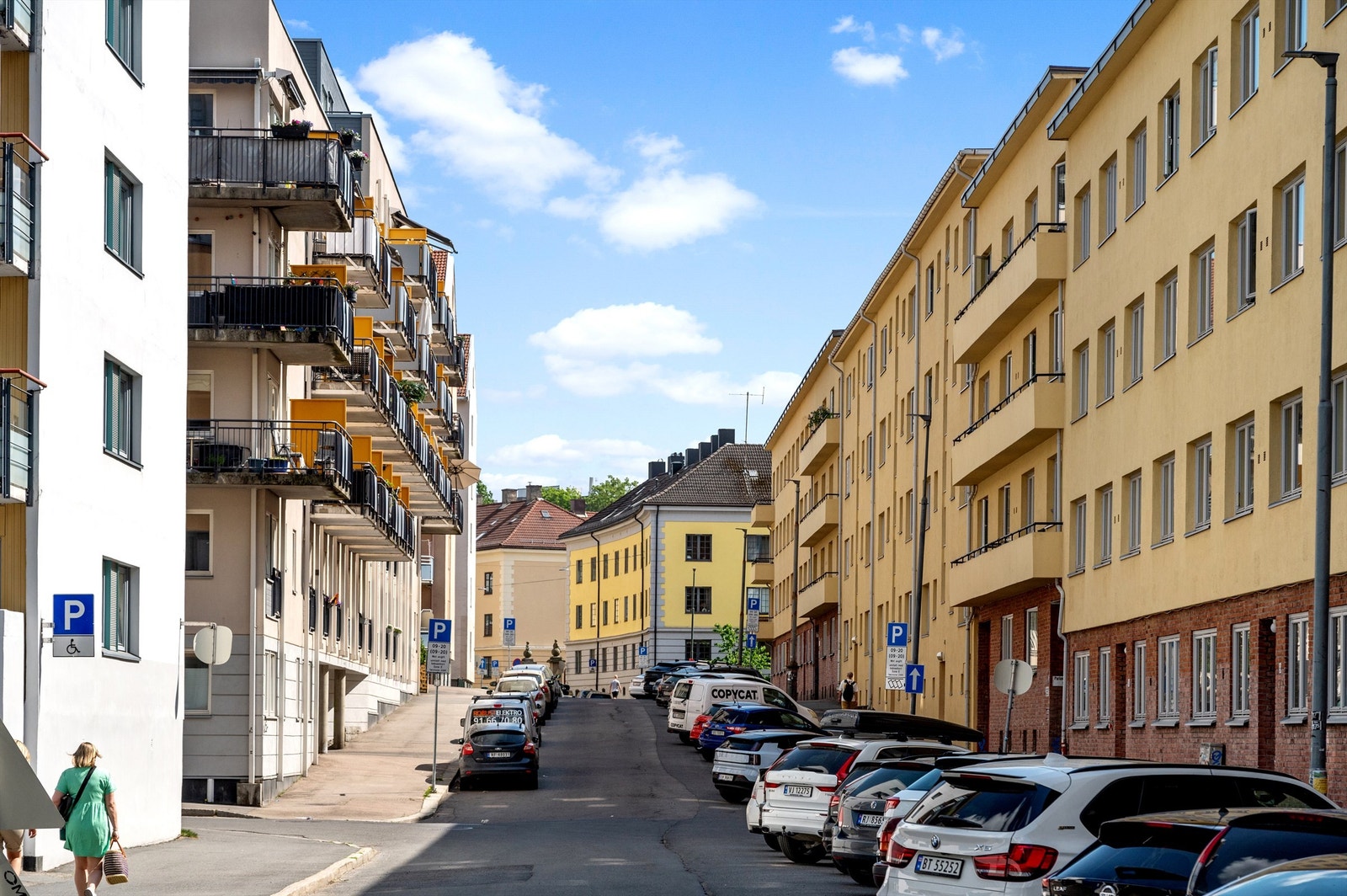 Flott beliggenhet i rolig gate! Fasade til venstre. Klassiske Torshovkvartaler i omkringliggende gater. Galleribilde