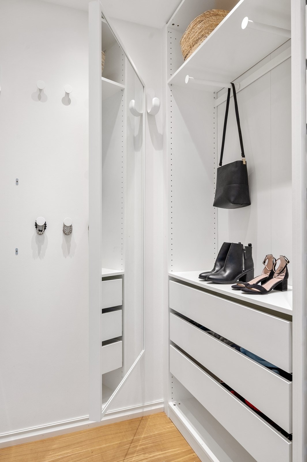 Her er det svært gode oppbevaringsmuligheter! Rommet ligger vegg i vegg med hovedsoverommet. Leiligheten disponerer i tillegg en bod i underetasjen målt til ca 3 kvm med heisadkomst. Galleribilde