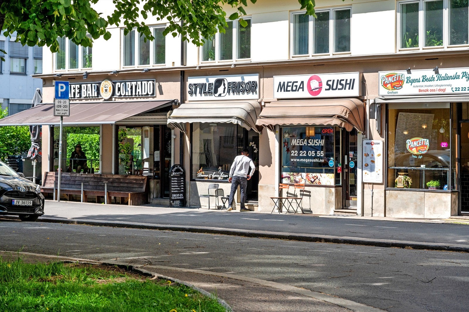Hyggelige kaféer i umiddelbar nærhet. Åpent Bakeri ligger også rett i nærheten og blir Loftshus samvirkelag med pizzaservering på kveldstid. Galleribilde