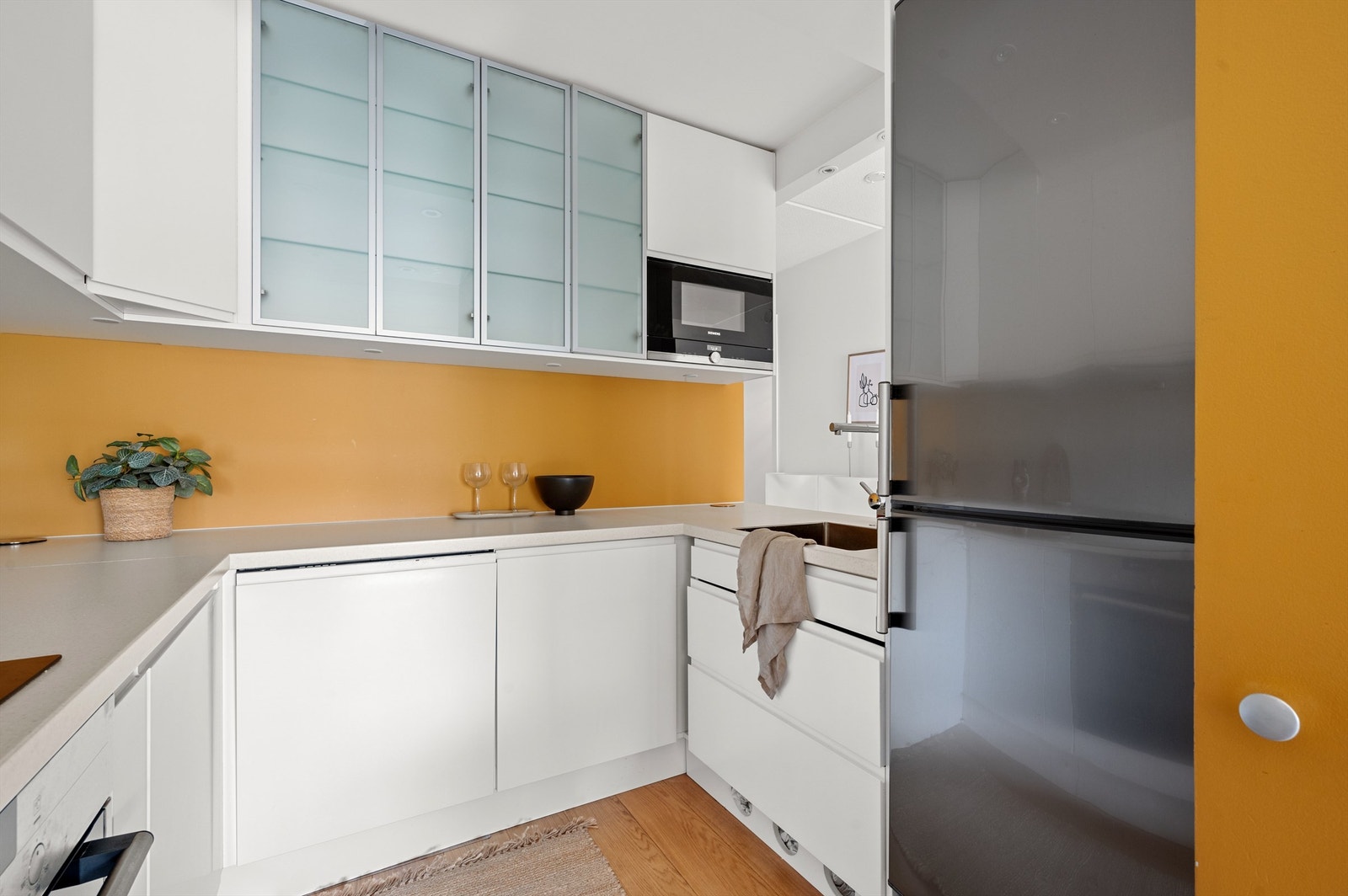 Populær og moderne planløsning med delvis åpen kjøkkenløsning til stuen. Galleribilde