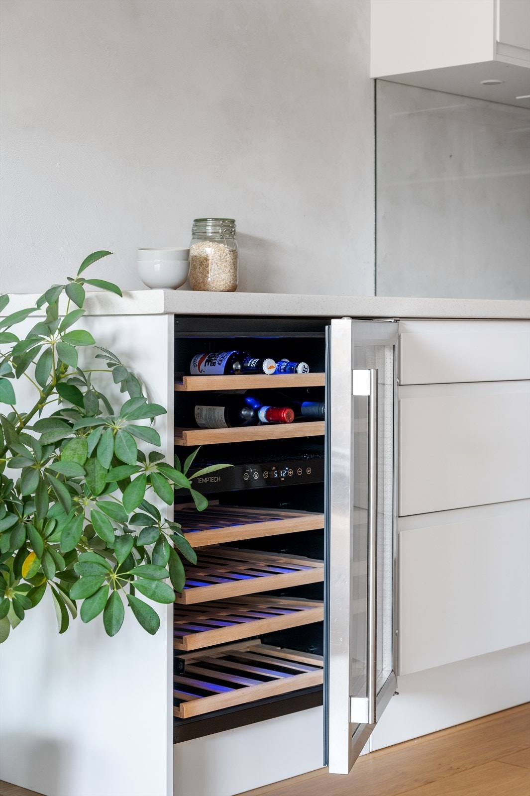 Det er også vinskap på kjøkkenet. Galleribilde