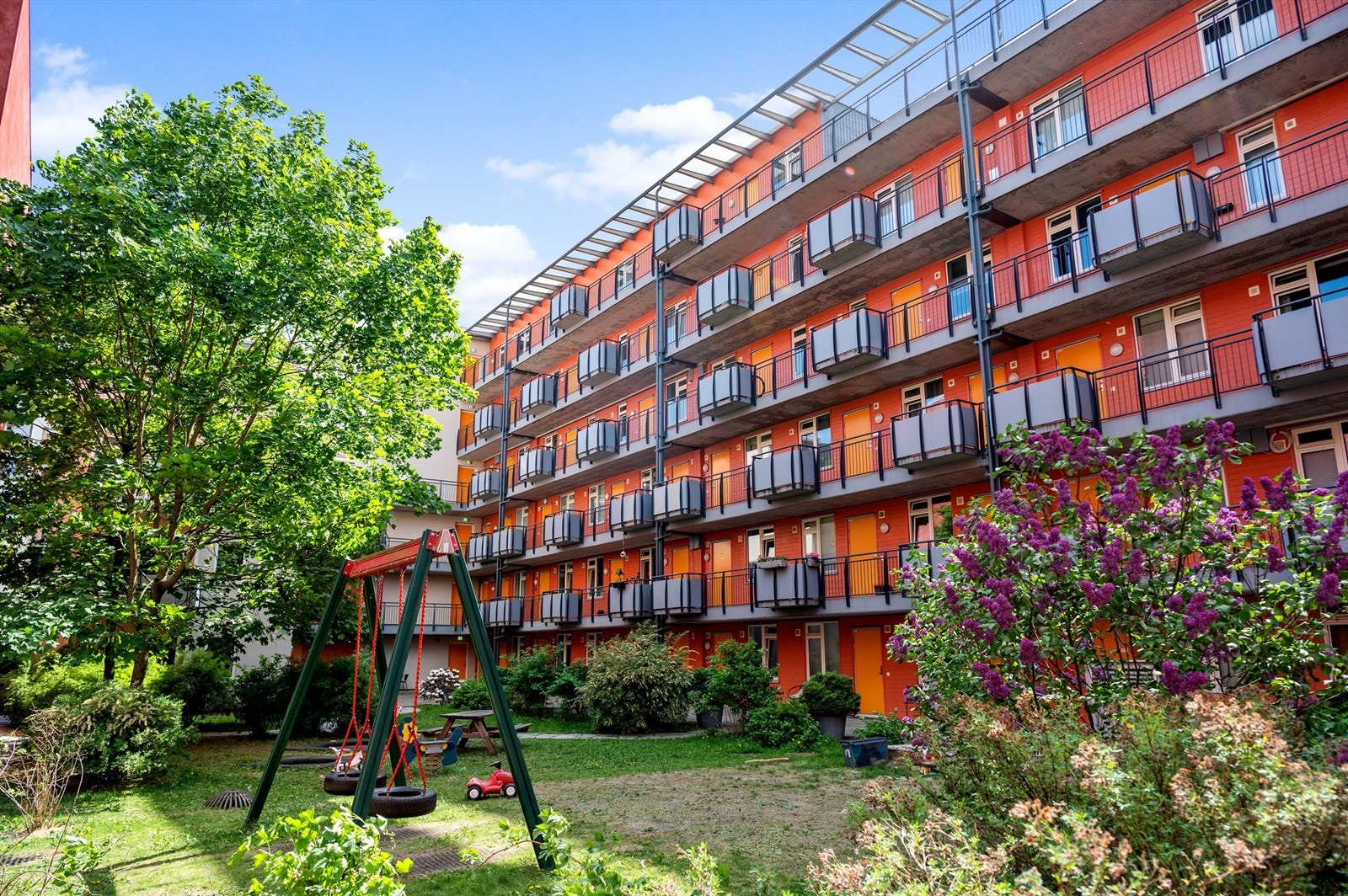 Bakgård og fasade fra nordøstsiden. Galleribilde