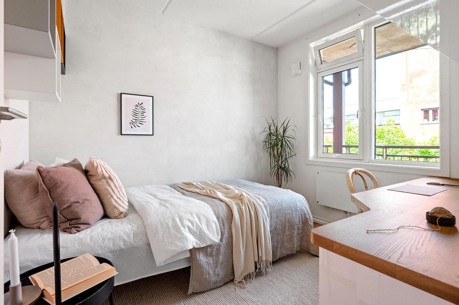 Soverom II: De to andre soverommene befinner seg i motsatt ende av leiligheten. God plass til seng og nattbord. Galleribilde