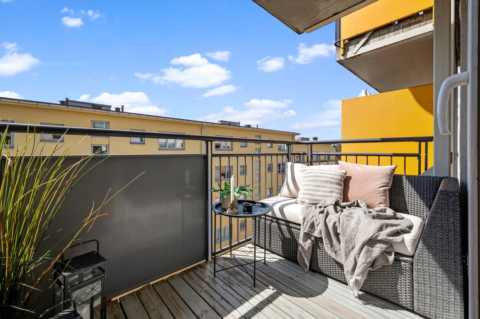 Flott sørvestvendt balkong med sol fra formiddagen og utover kvelden sommerstid. Balkongen måler ca 4 kvm og har plass til sittegruppe, planter og grill. Galleribilde