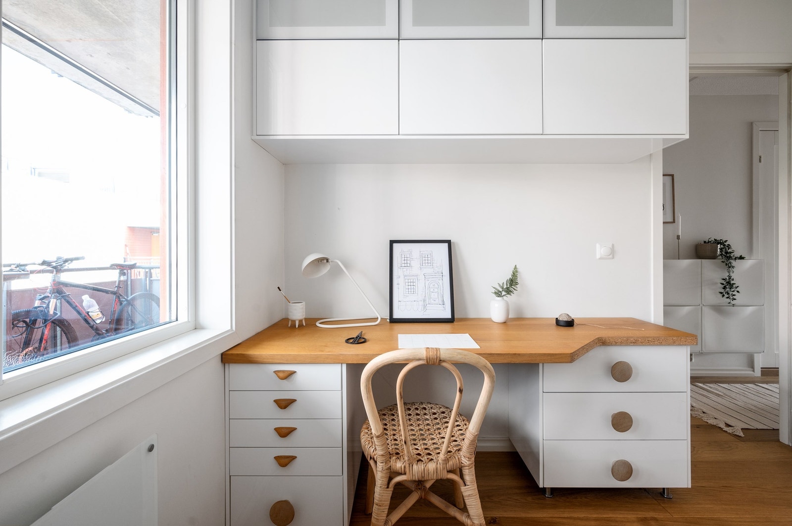 Her var det opprinnelig tegnet inn spiseplass tilknyttet kjøkken, men forrige eier etablerte i stedet et ekstra soverom her. Galleribilde