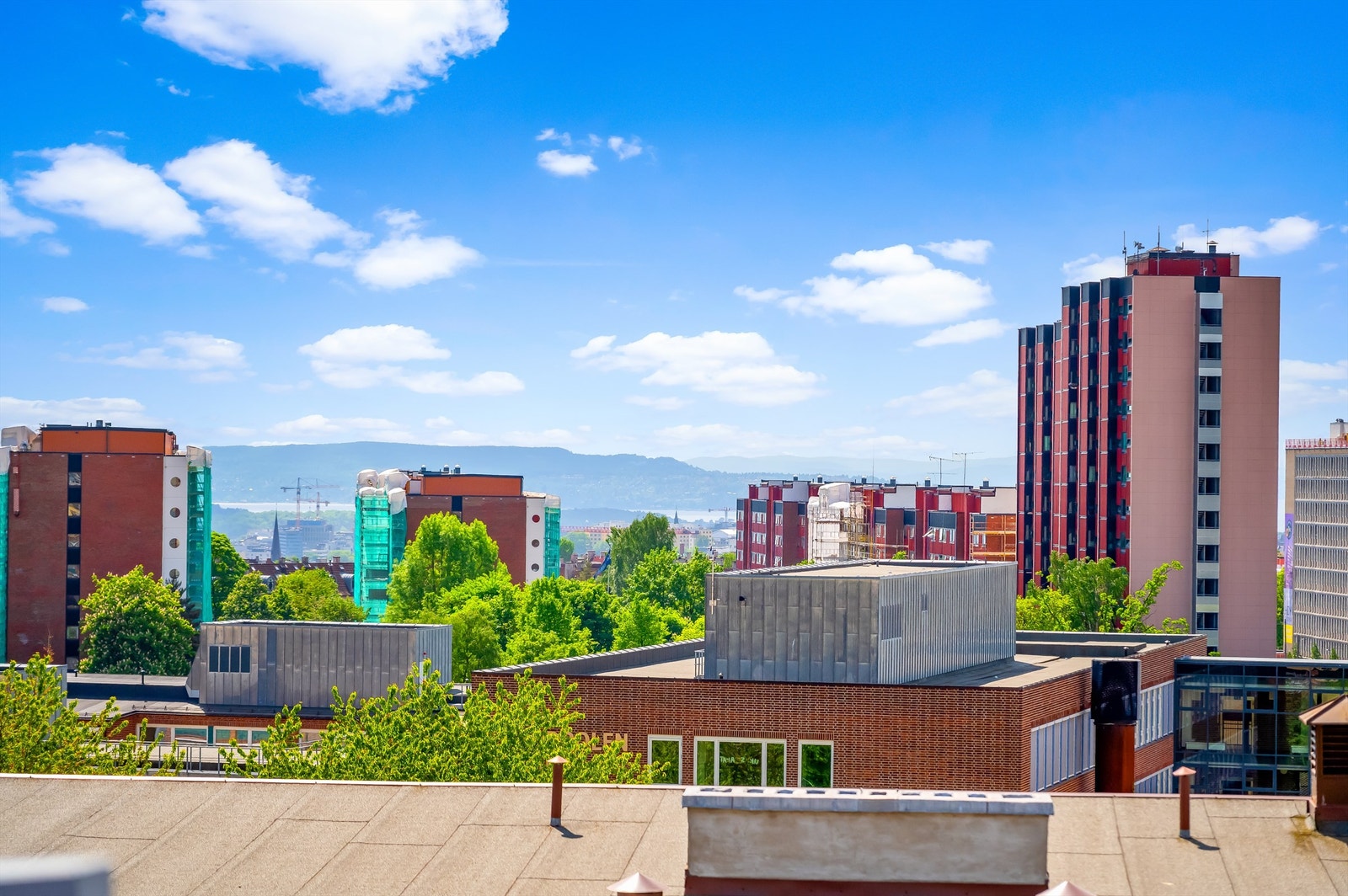 Fantastisk utsikt med fjordgløtt fra takterrassen. Galleribilde