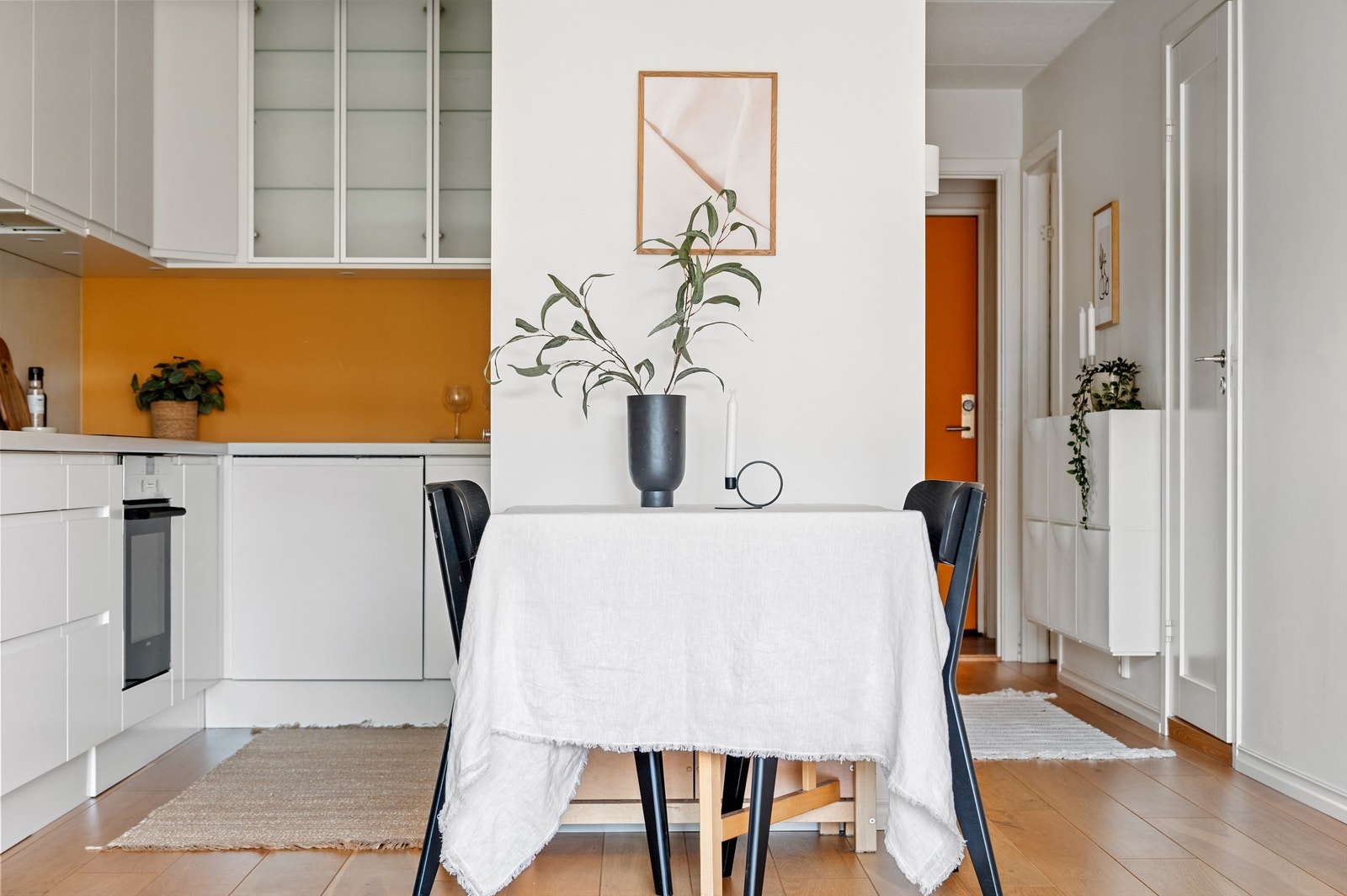 Det er god plass til spisegruppe i tilknytning til kjøkkenet. Galleribilde