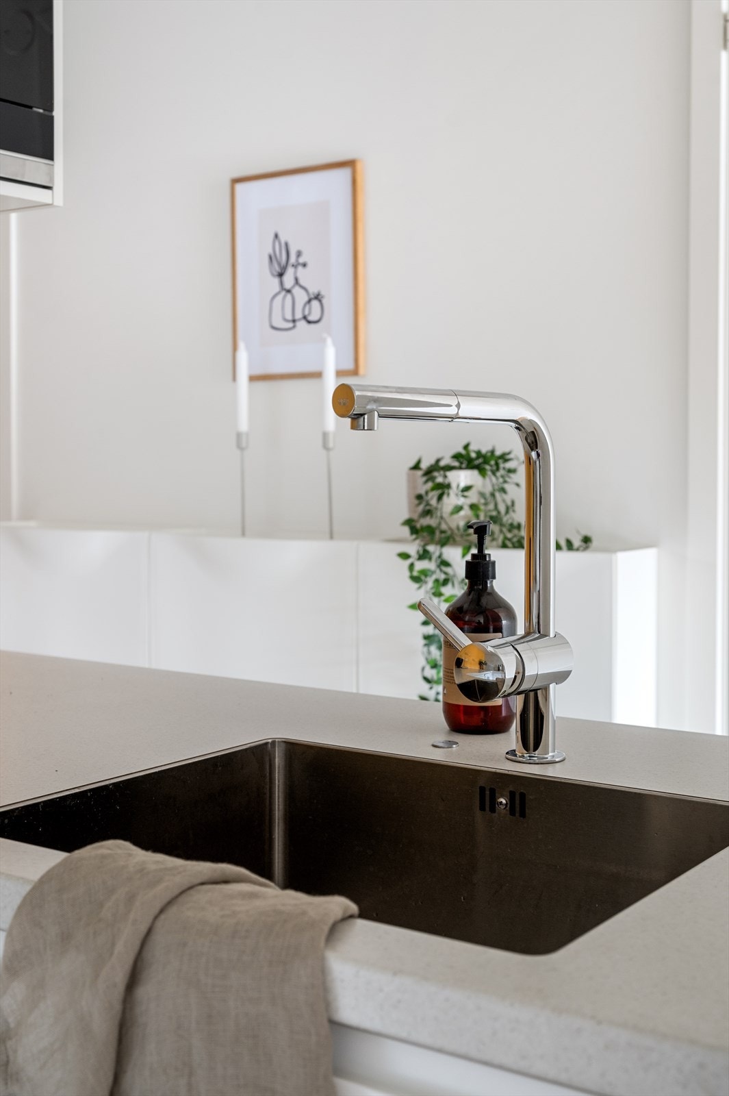 Innredning i glatte fronter og med lettstelt benkeplate av laminat. Galleribilde