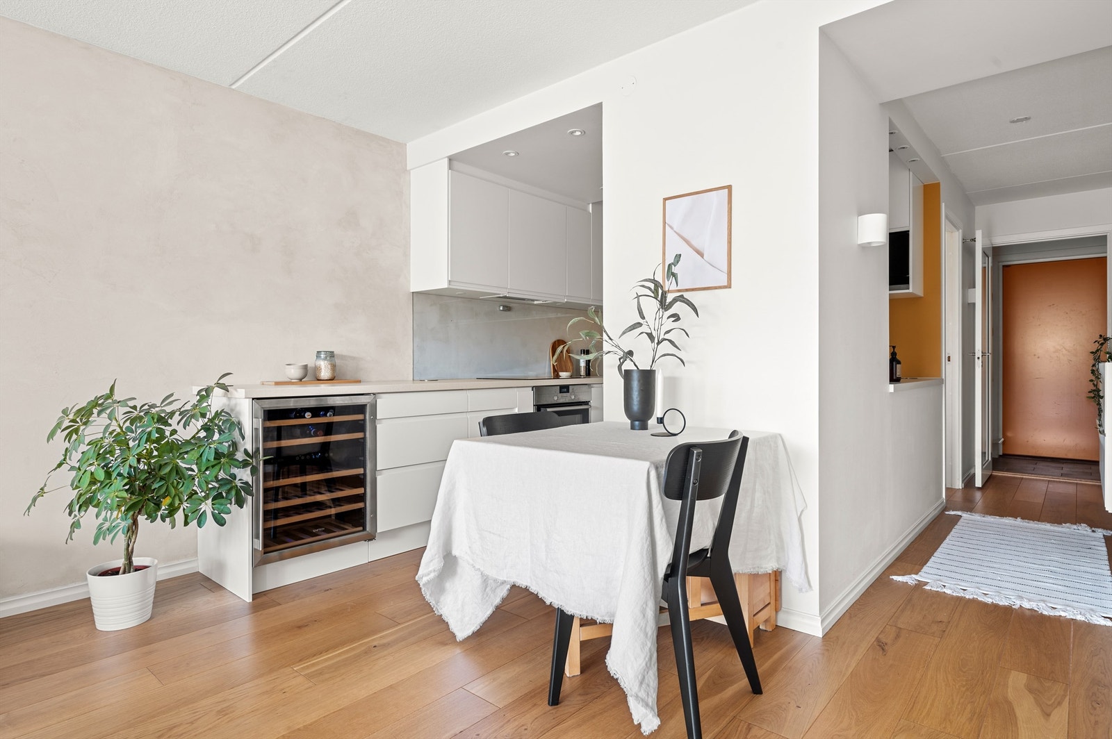 Integrerte hvitevarer samt kjøleskap/fryser medfølger. Galleribilde