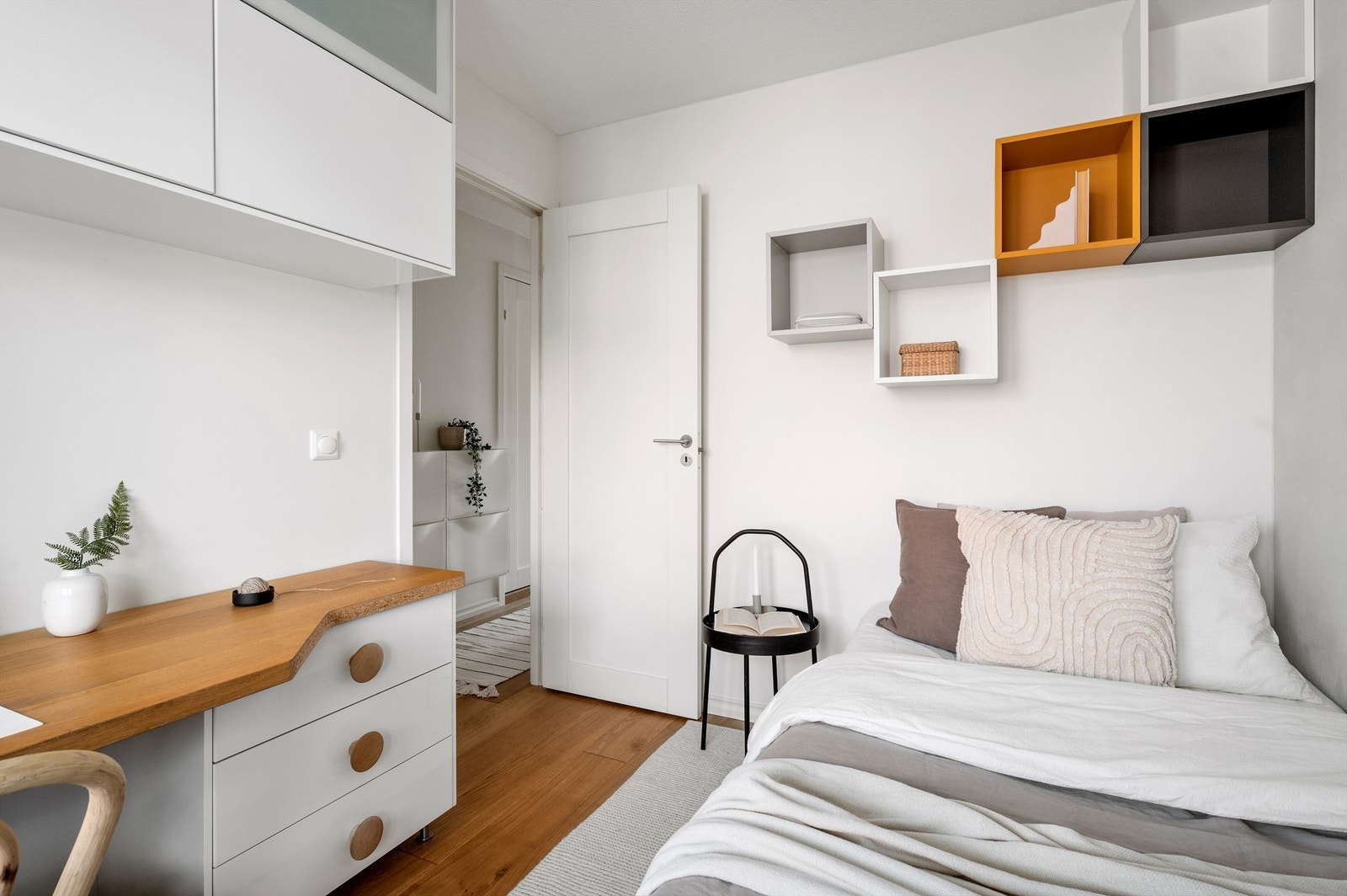 Soverom II har veggskap montert på veggen mot entré og kjøkken, og en svært praktisk og tilpasset hjemmekontorsone som medfølger leiligheten. Galleribilde