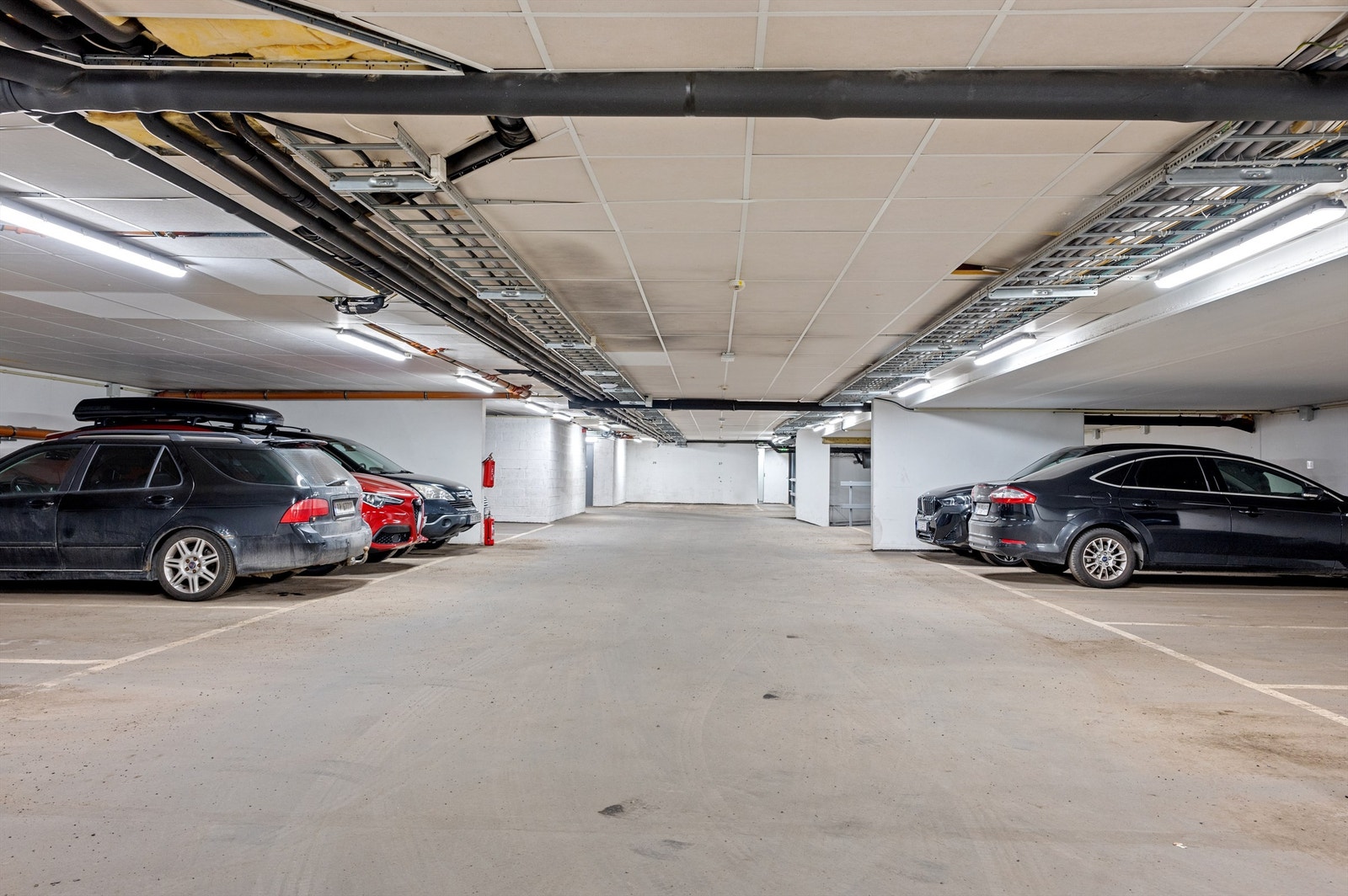 Borettslaget har garasjeanlegg i kjelleren som leies ut og driftes av eget firma. Her er det mulighet for leie av parkeringsplass med eller uten elbillader, se punktet om "Parkering" for mer informasjon. Galleribilde