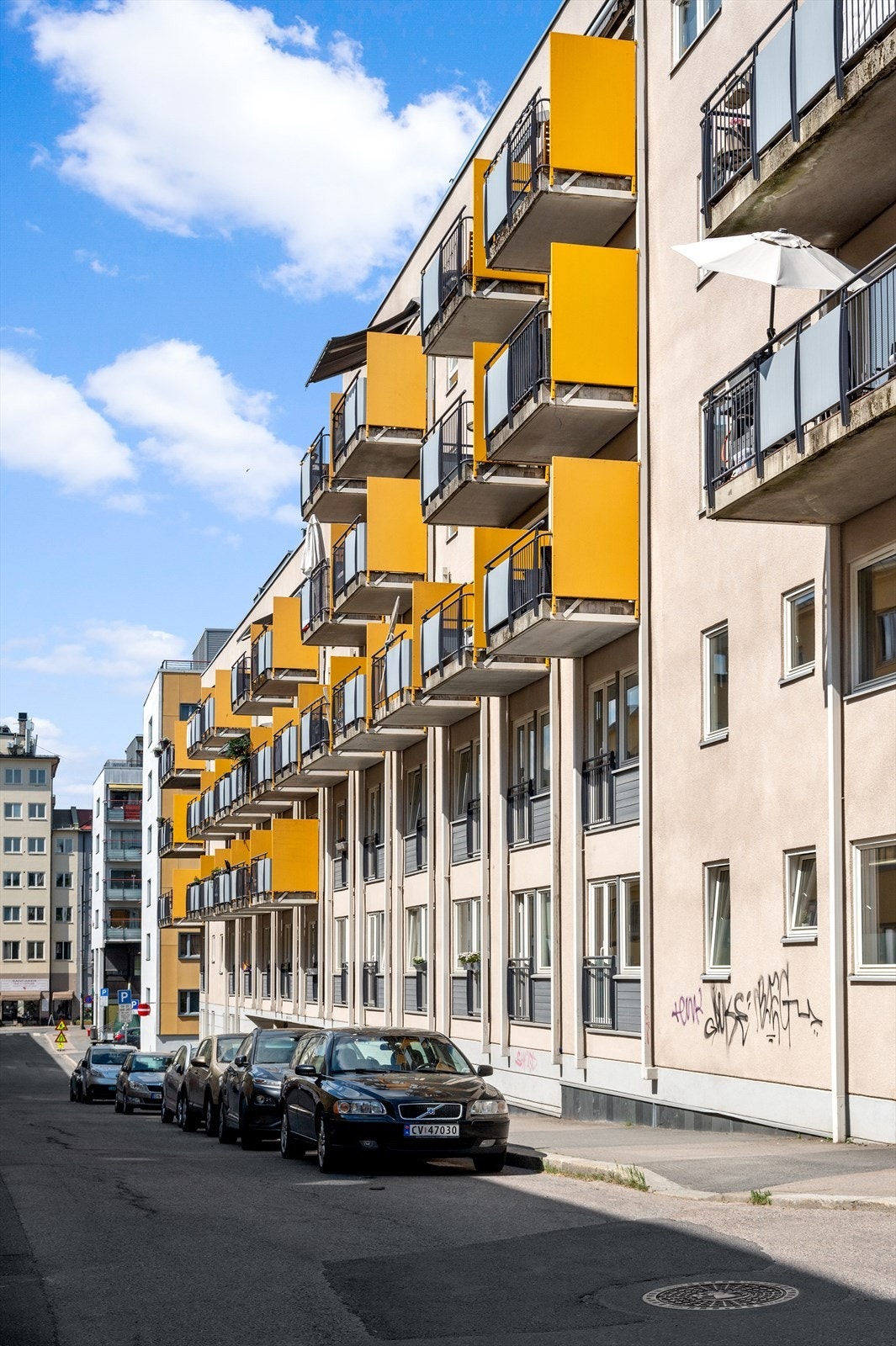 Leiligheten ligger høyt og fritt i 4. etasje med heisadkomst. Galleribilde