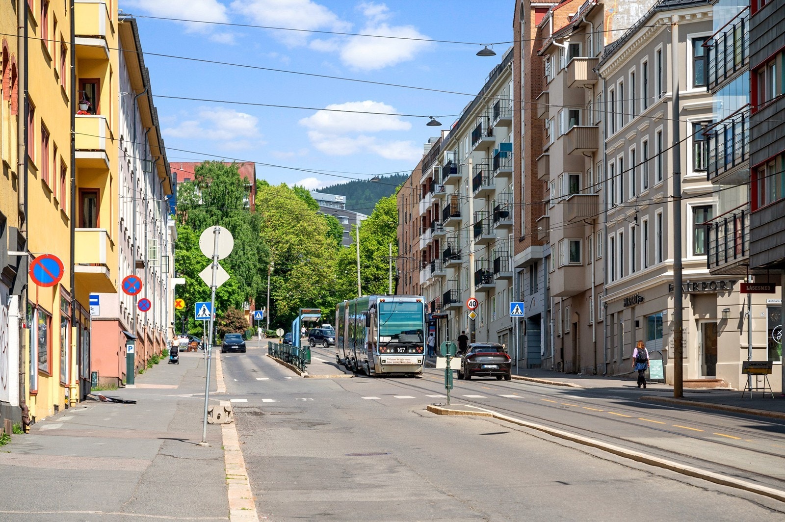 Svært gode kollektivforbindelser, nærmeste stopp er Grefsenveien trikkestopp med 3 trikkelinjer. Kort spasertur til T-bane på Storo og Sinsen. Galleribilde