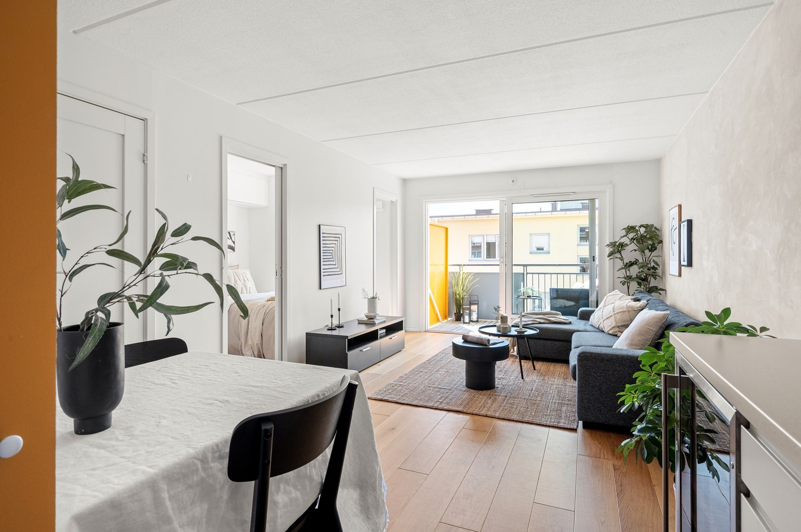 Leiligheten har en stor og lys stue med store vinduer mot sørvest. Utgang til balkong med skyvedør fra stuen. Galleribilde