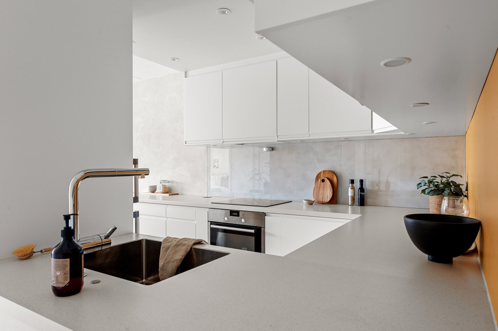 Kjøkkenet er samtidig tilbaketrukket i en egen sone, og oppleves som velholdt og moderne. Komfyrvakt er installert. Galleribilde