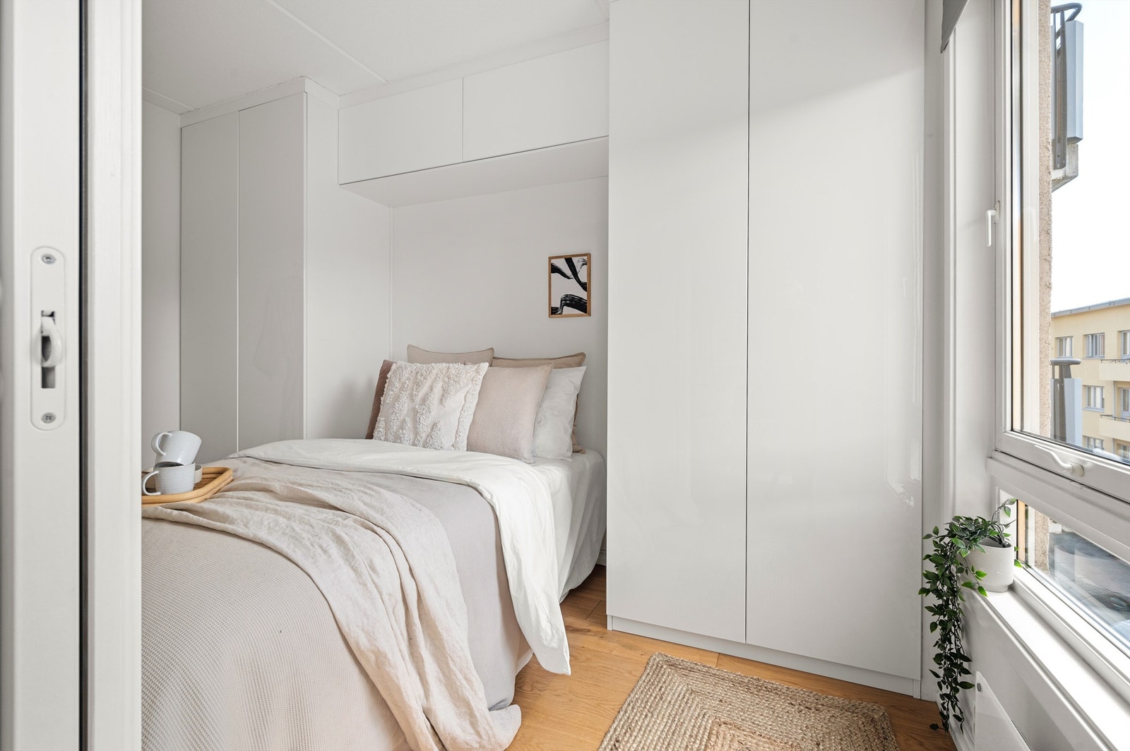 Her er det plass til dobbeltseng, og godt med oppbevaring i garderobeskapene som er montert langs den ene veggen. Galleribilde