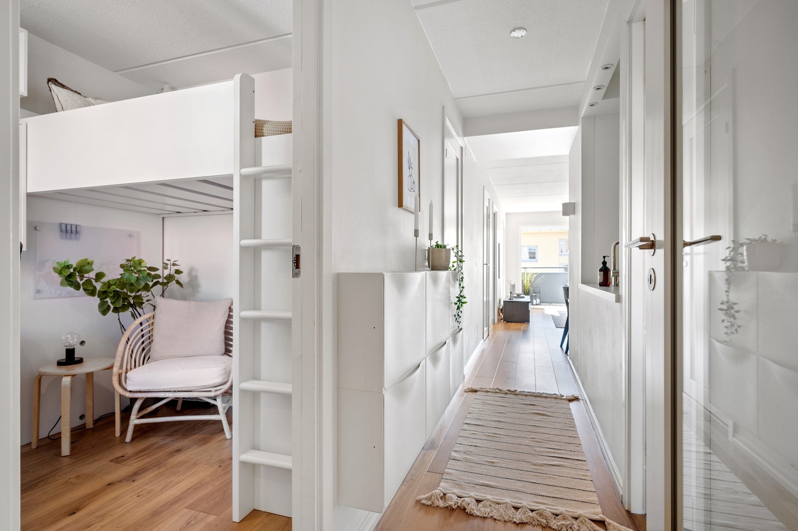 Soverom III ligger på andre siden av gangen fra soverom II. Begge disse rommene vender mot nordøst og rolig bakgård. Galleribilde