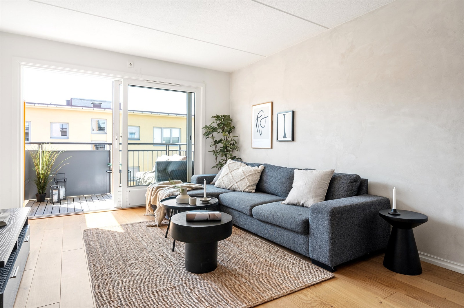 Leiligheten ligger høyt og fritt til i 4. etasje med heisadkomst, og fremstår som lys og velholdt. Galleribilde