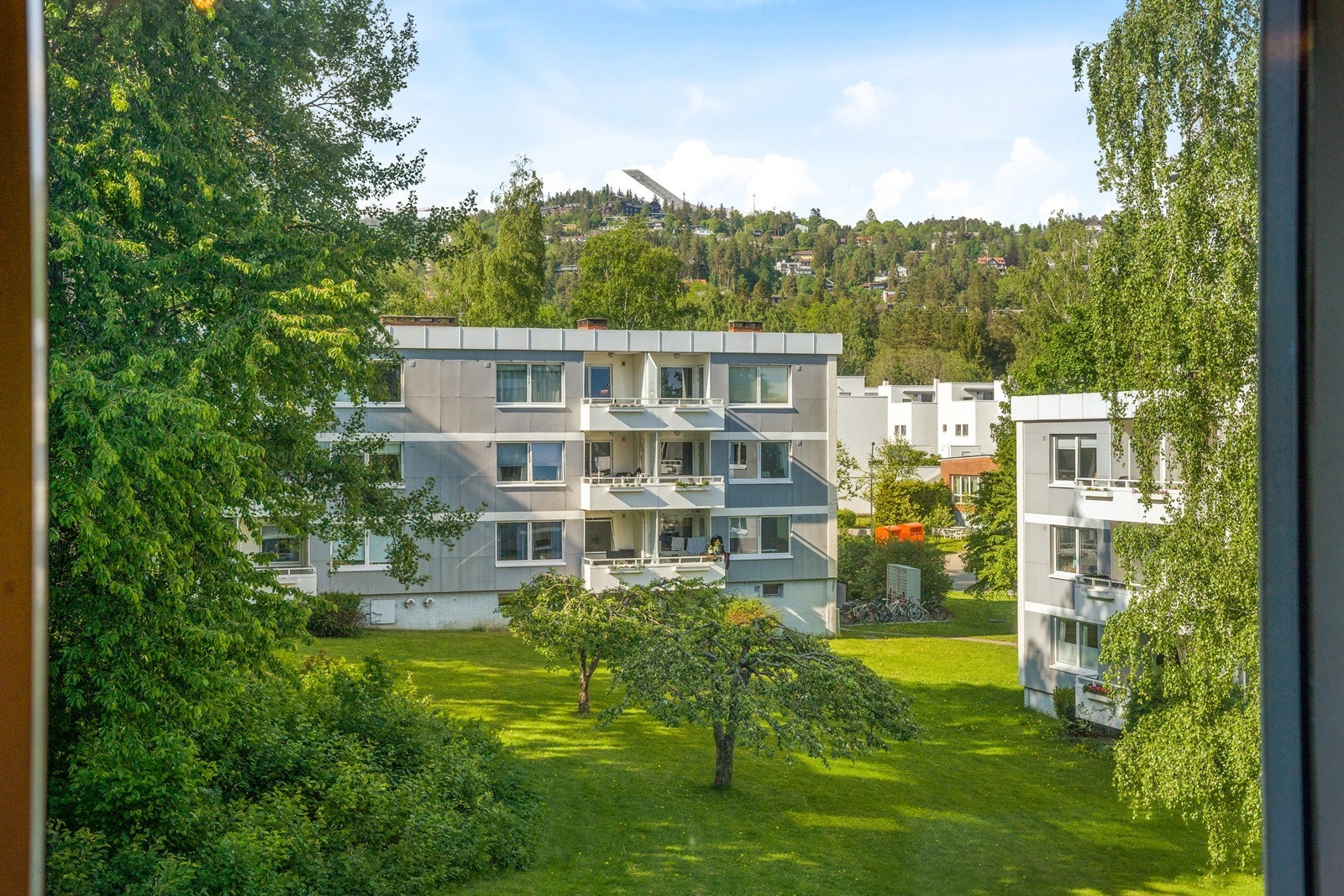 Flott utsikt opp mot Holmenkollen fra leilighetens vindu. Galleribilde