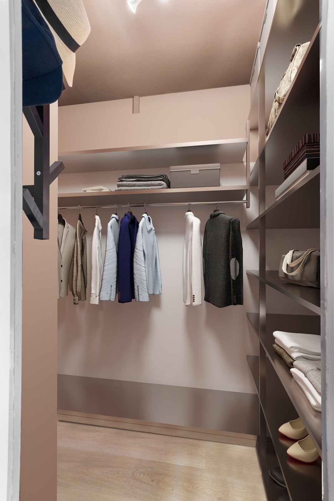 Hovedsoverommet har et praktisk walk in closet som bidrar til rikelig oppbevaringsplass. Galleribilde