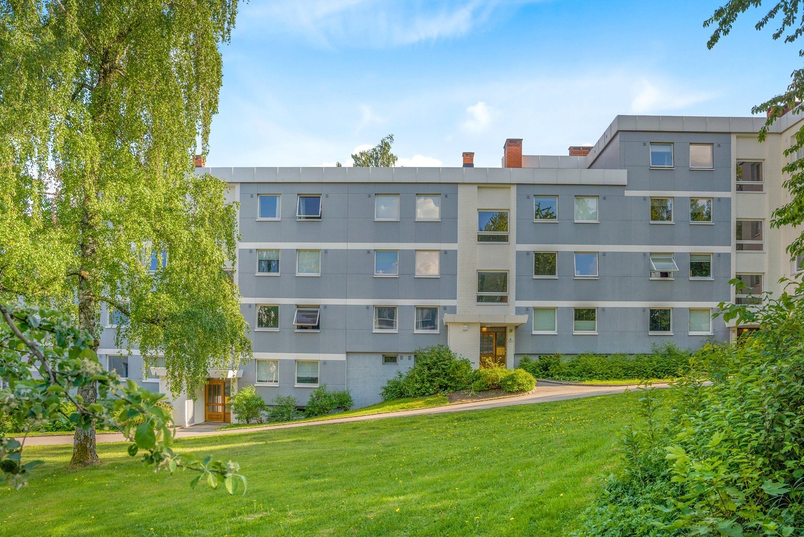 Hyggelig og veletablert bygning fra 1962. Galleribilde