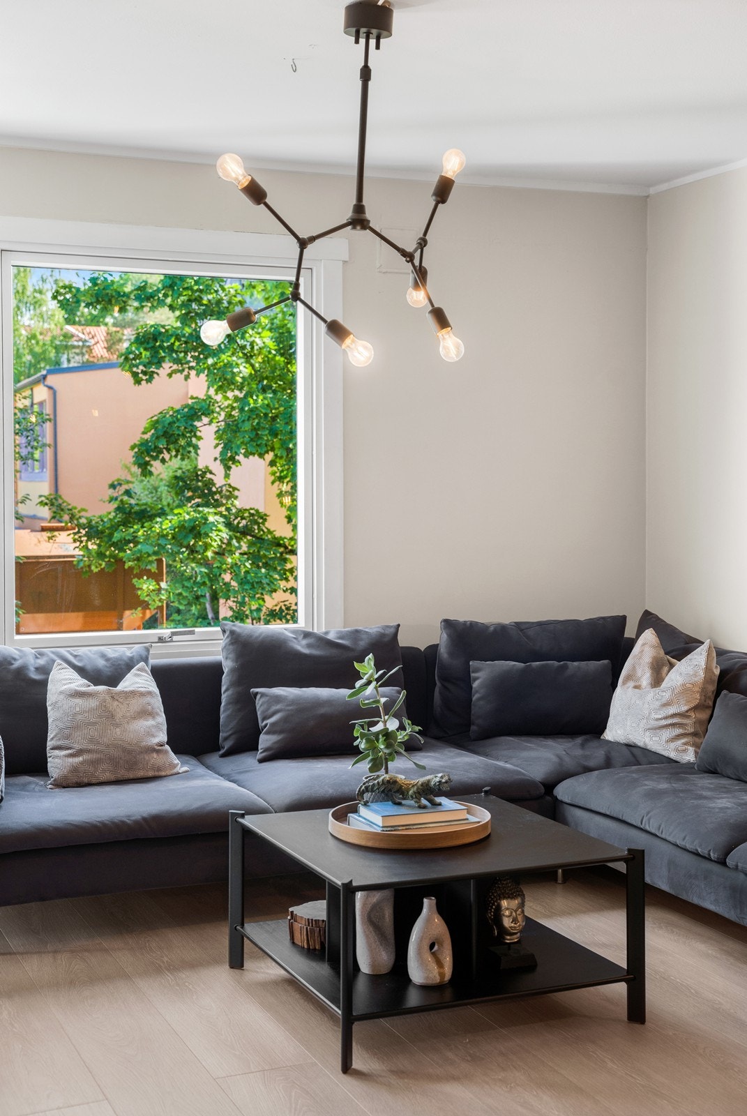 Stuen er lys og innbydende med mange ulike innredningsmuligheter. Galleribilde