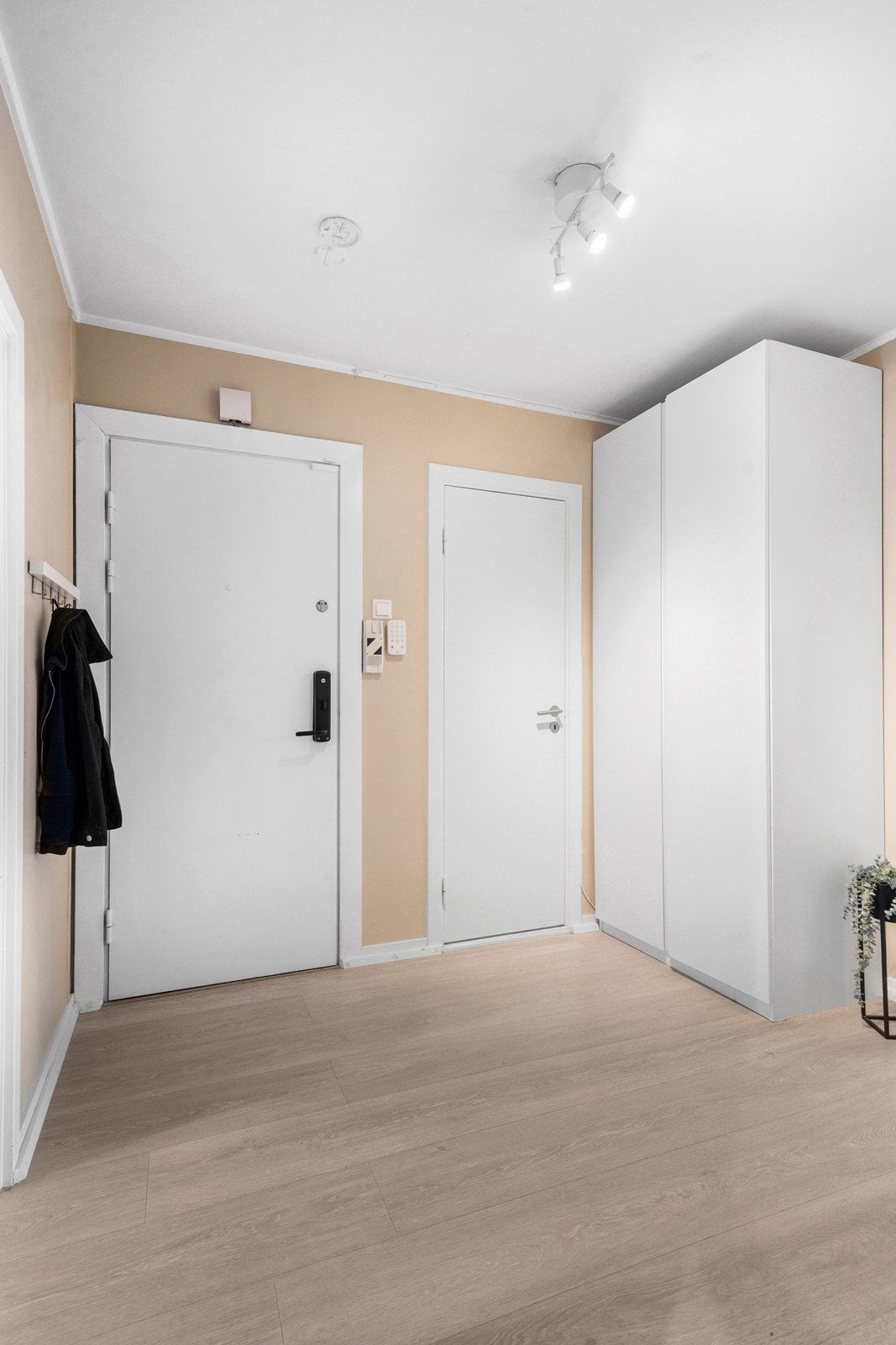 Velkommen inn! Lys og trivelig entré med god plass til å henge opp jakker og setter fra seg sko. Galleribilde