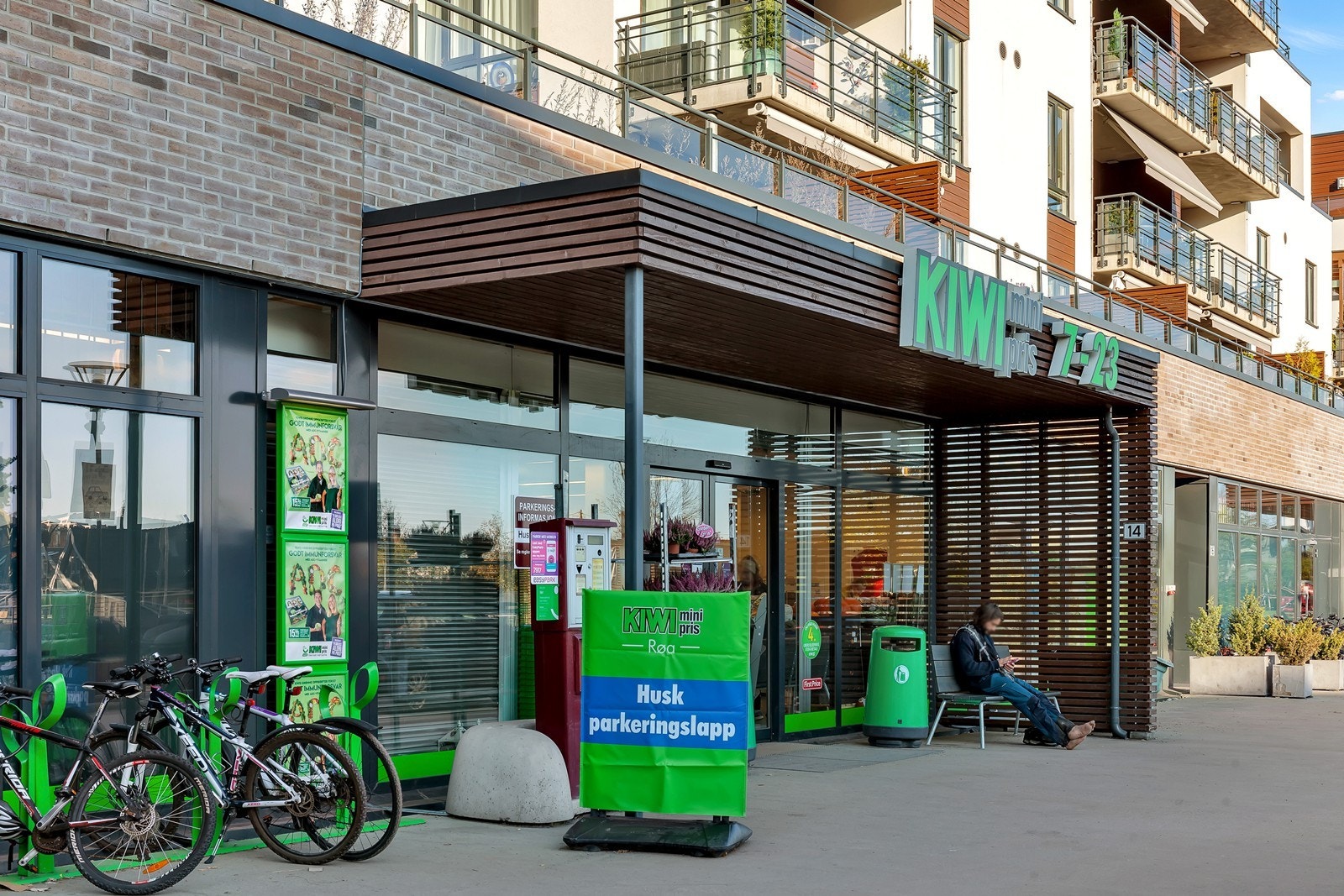 Det også kort vei til Kiwi på Røa. Fra leiligheten er det gangavstand til en rekke dagligvarebutikker. Galleribilde