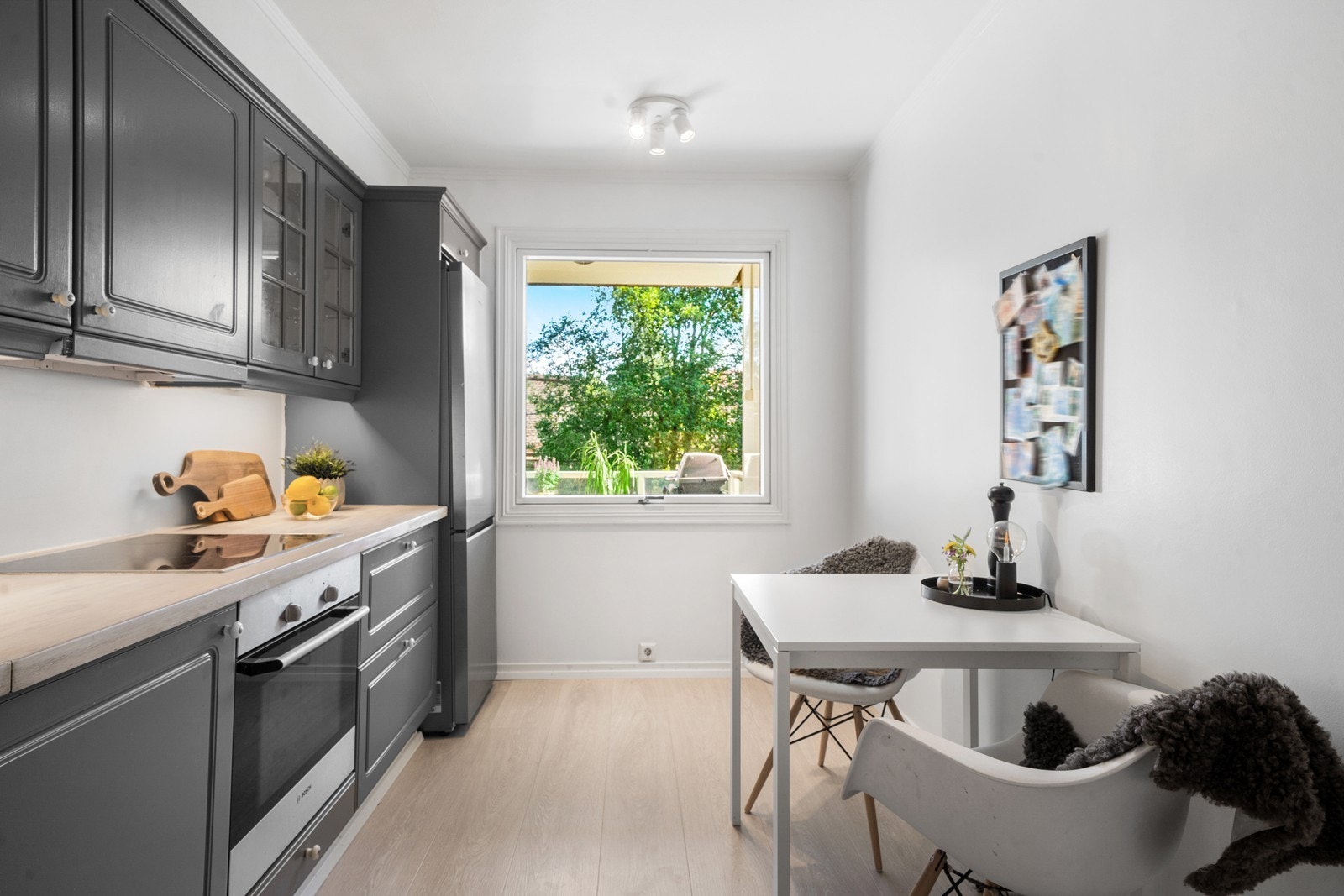 Kjøkkenet har godt med skap- og benkeplass, samtidig er det plass til et hyggelig frokostbord. Galleribilde