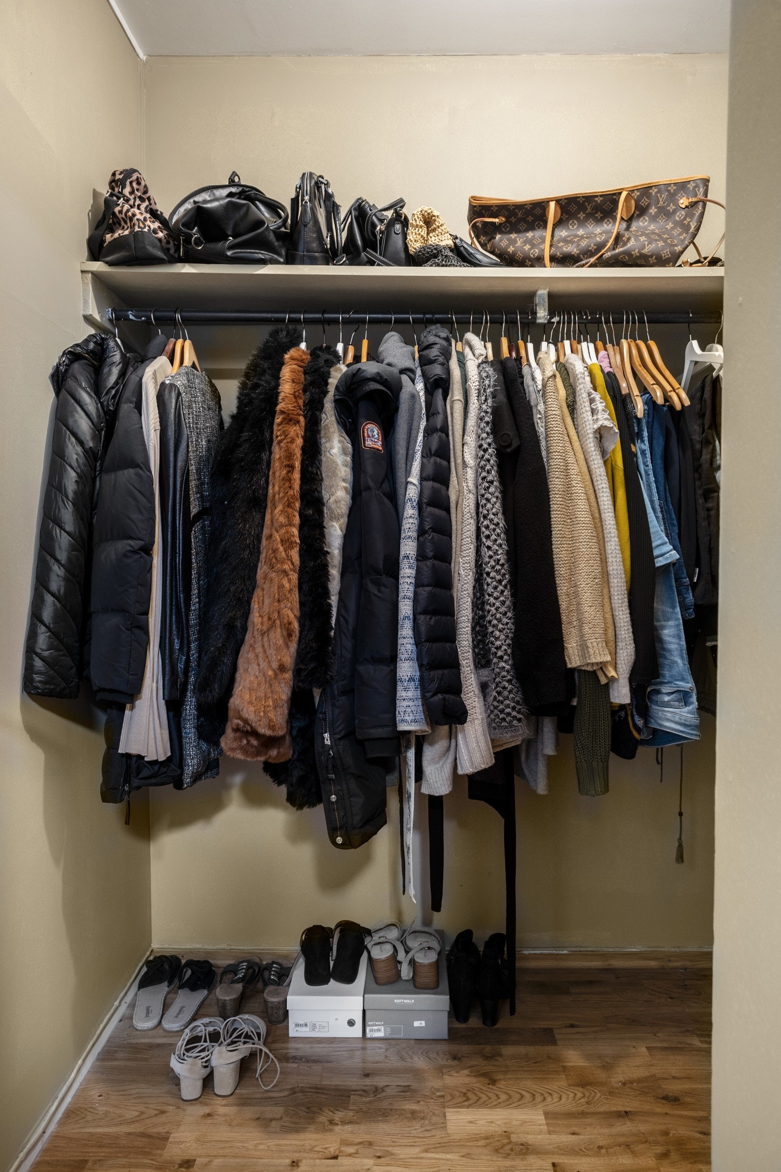 Boligen disponerer to boder, en i kjelleretajsen og en innvendig bod. Galleribilde