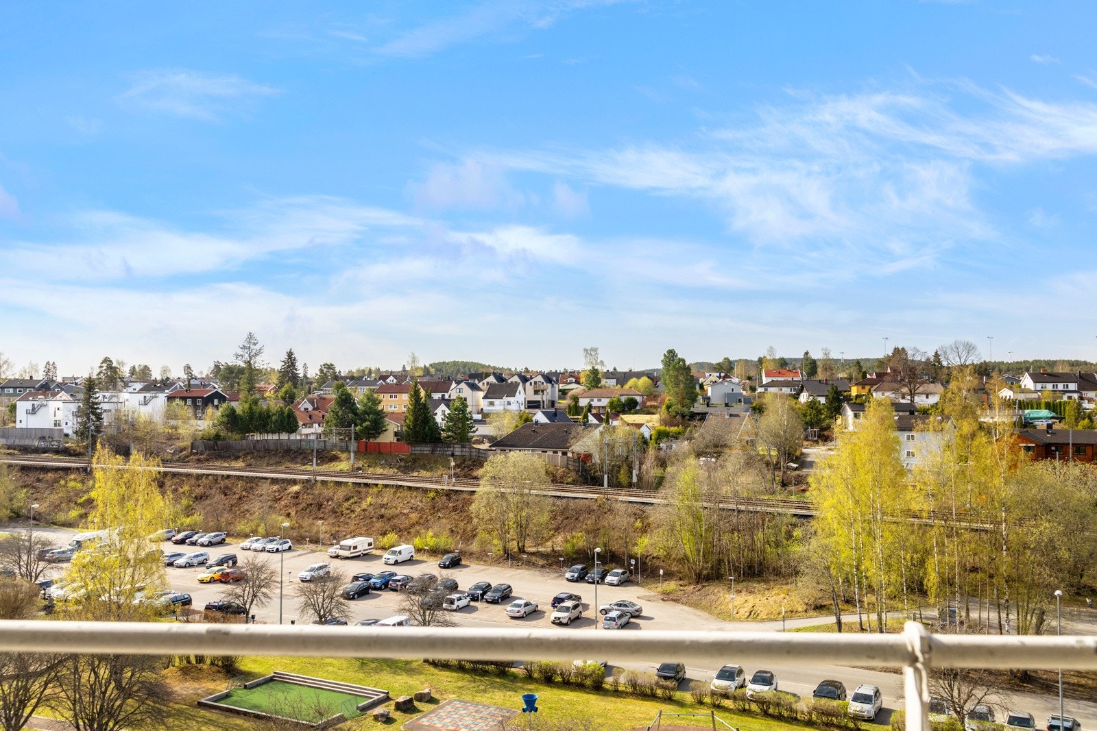 Flott utsikt mot nærområdet fra balkongen. Galleribilde