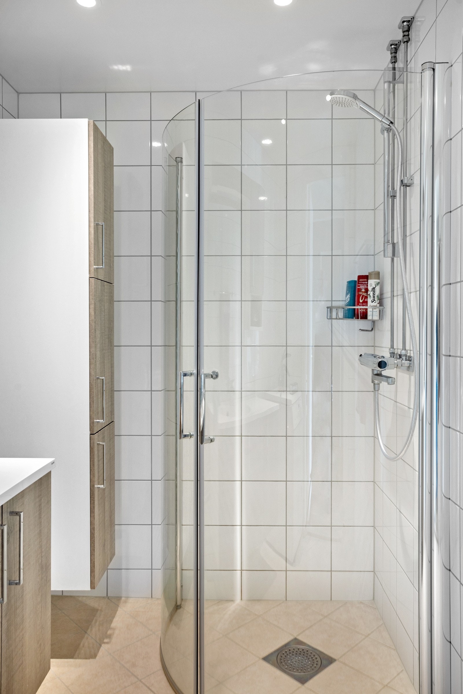 Badet er av romslig størrelse og er pent opparbeidet med klosset og et dusj hjørne. Galleribilde