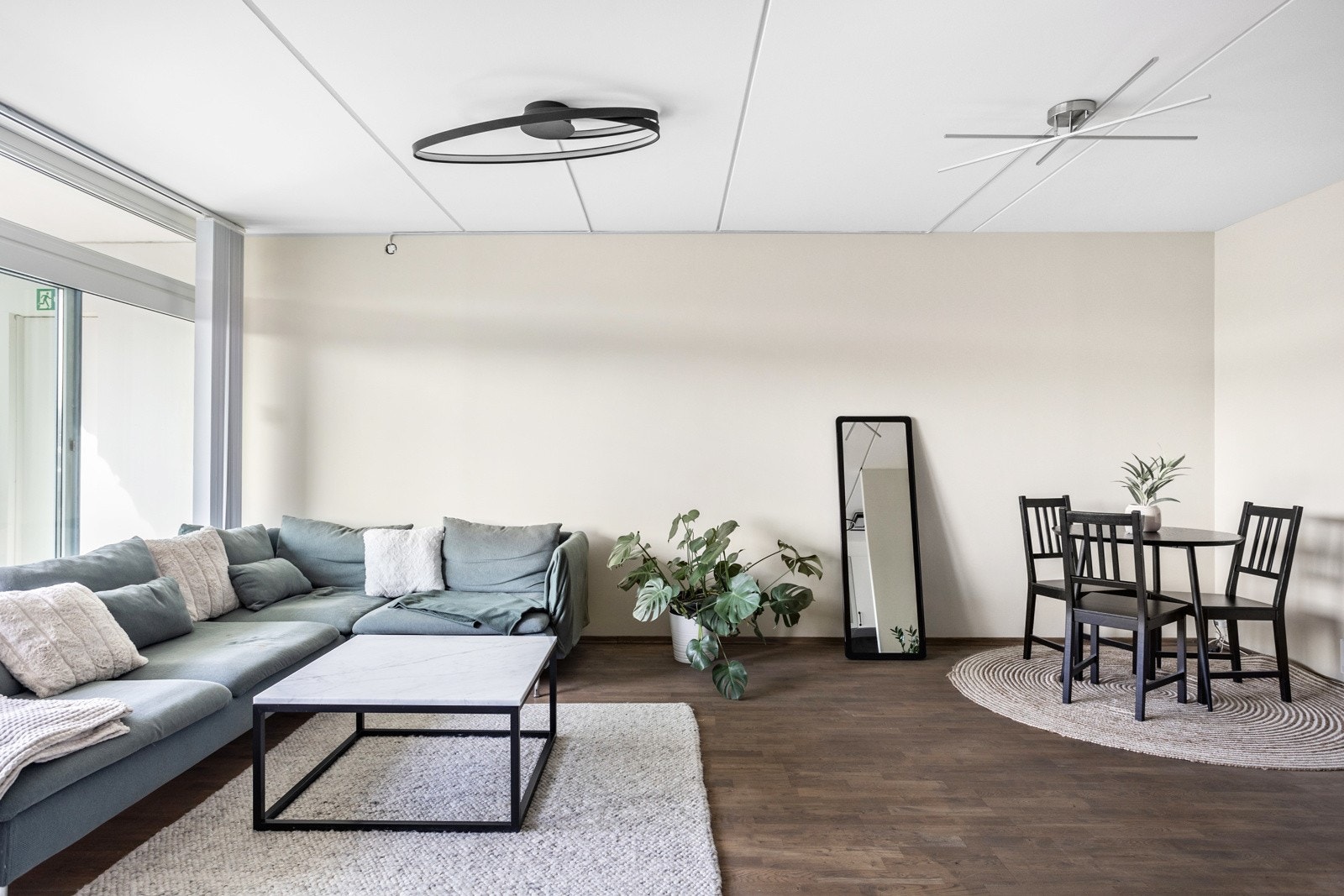 De store vindusflatene slipper inn rikelig med lys og skaper en herlig atmosfære i stuen. Galleribilde