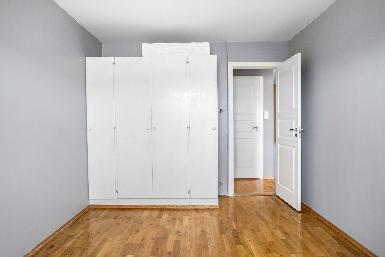 Soverommet er malt i lune og behagelige farger av moderne karakter. Galleribilde