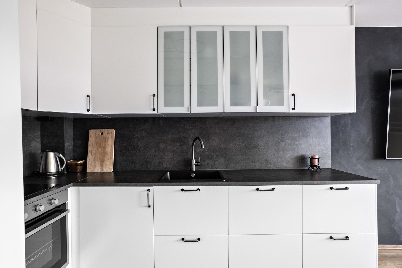 Kjøkkenet har integrerte hvitevarer som kjøl/fryseskap, oppvaskmaskin, platetopp og stekeovn. Galleribilde