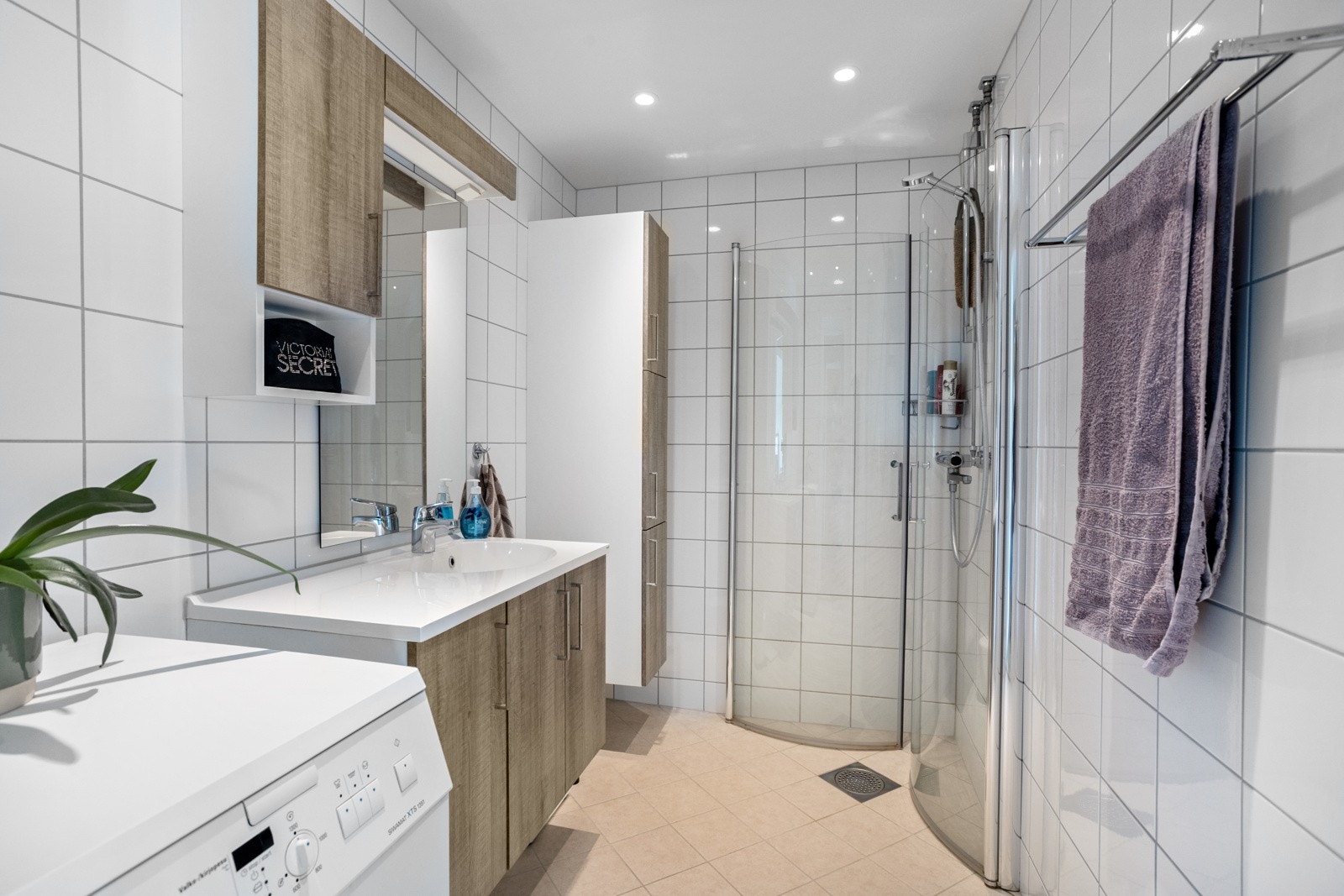 Badet er fra 2019 og ble tatt i regi av borettslaget. Det er flislagte overflater med opplegg for vaskemasking. Galleribilde