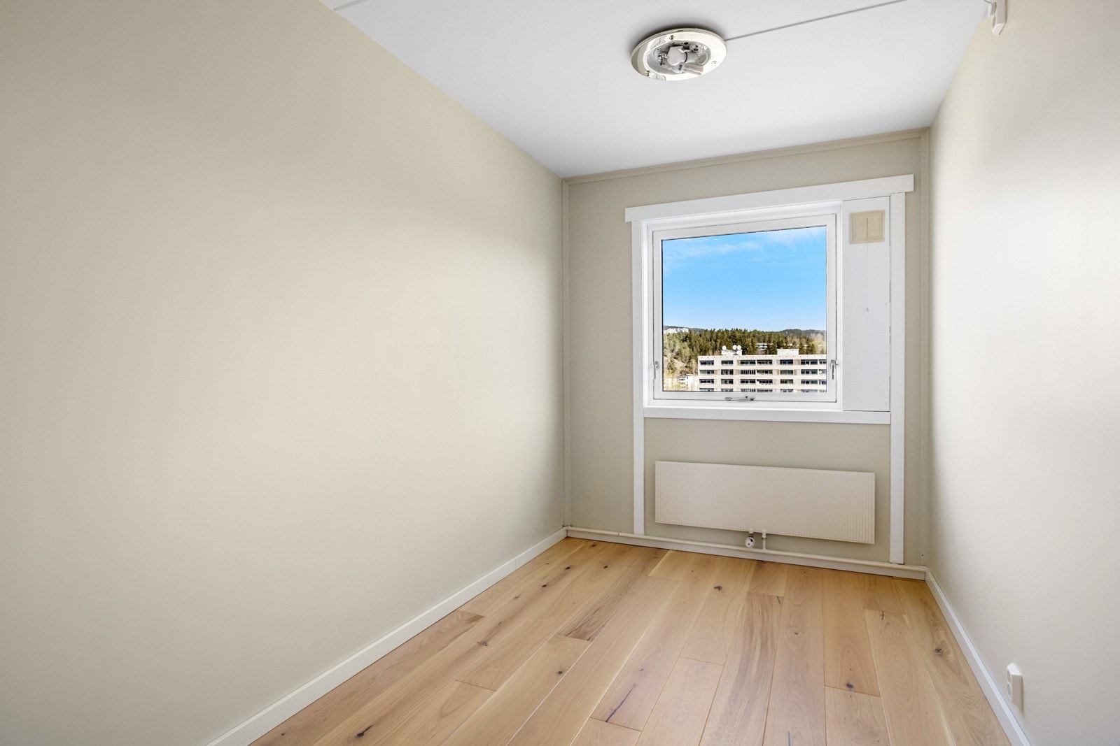 Soverommet av god størrelse og ved enkle grep kan rommet bli et perfekt barnerom. Galleribilde