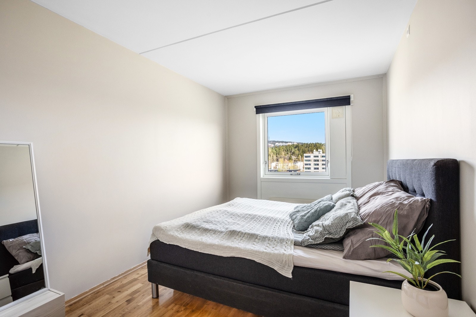 Stort soverom av generøs størrelse med god plass til dobbeltseng med tilhørende nattbord. Galleribilde