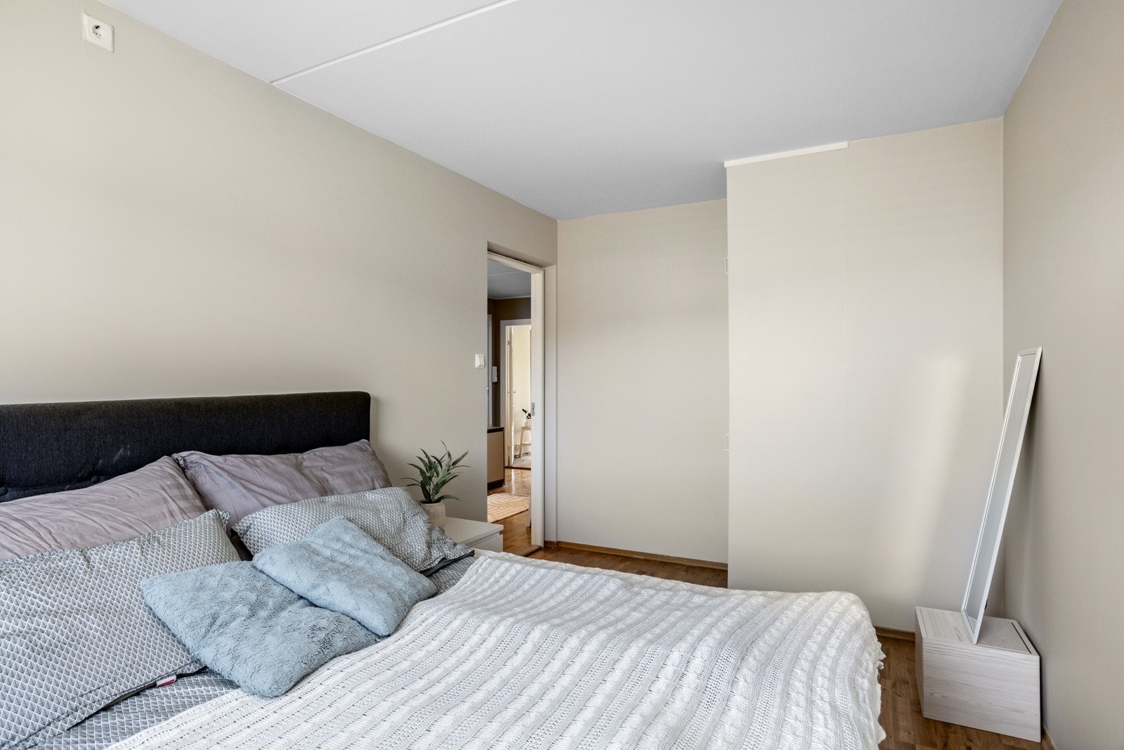 Her har du god plass til stor garderobe for oppbevaring av klær. Galleribilde