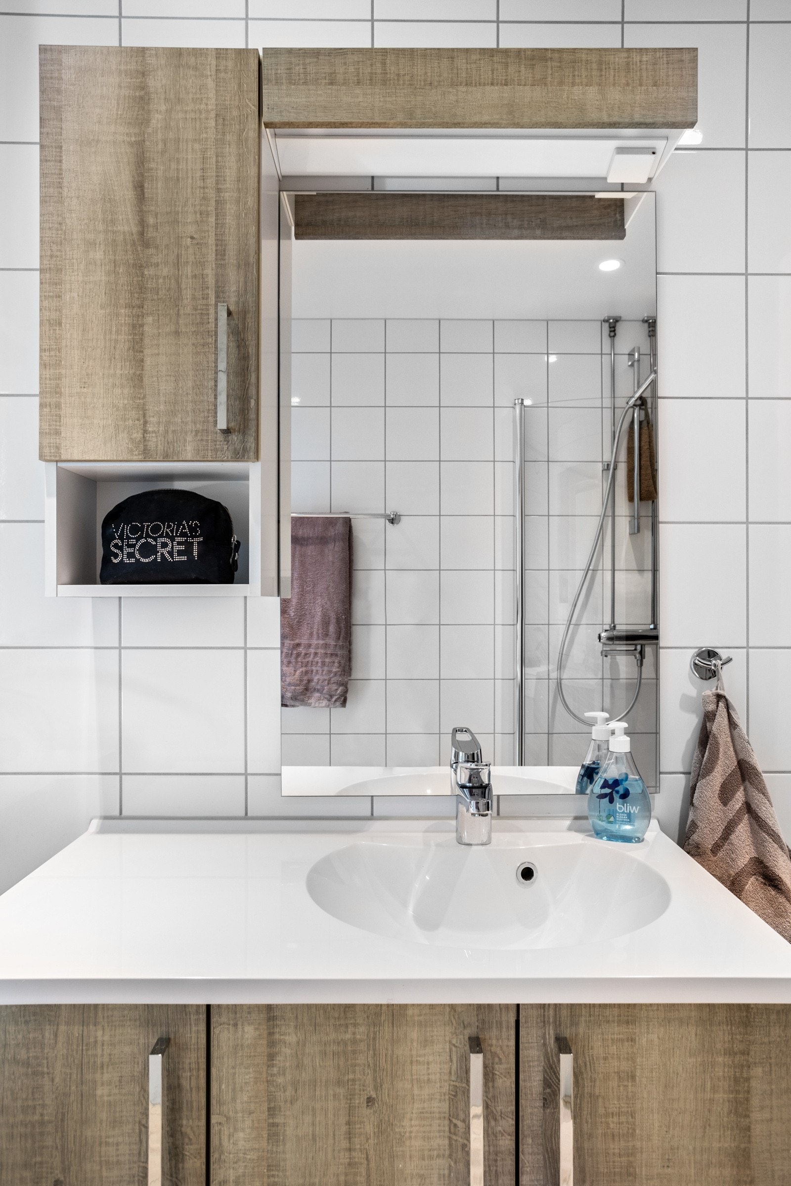 Pen badersomsrinnredning med god plass til oppbevaring av personlige artikler. Galleribilde