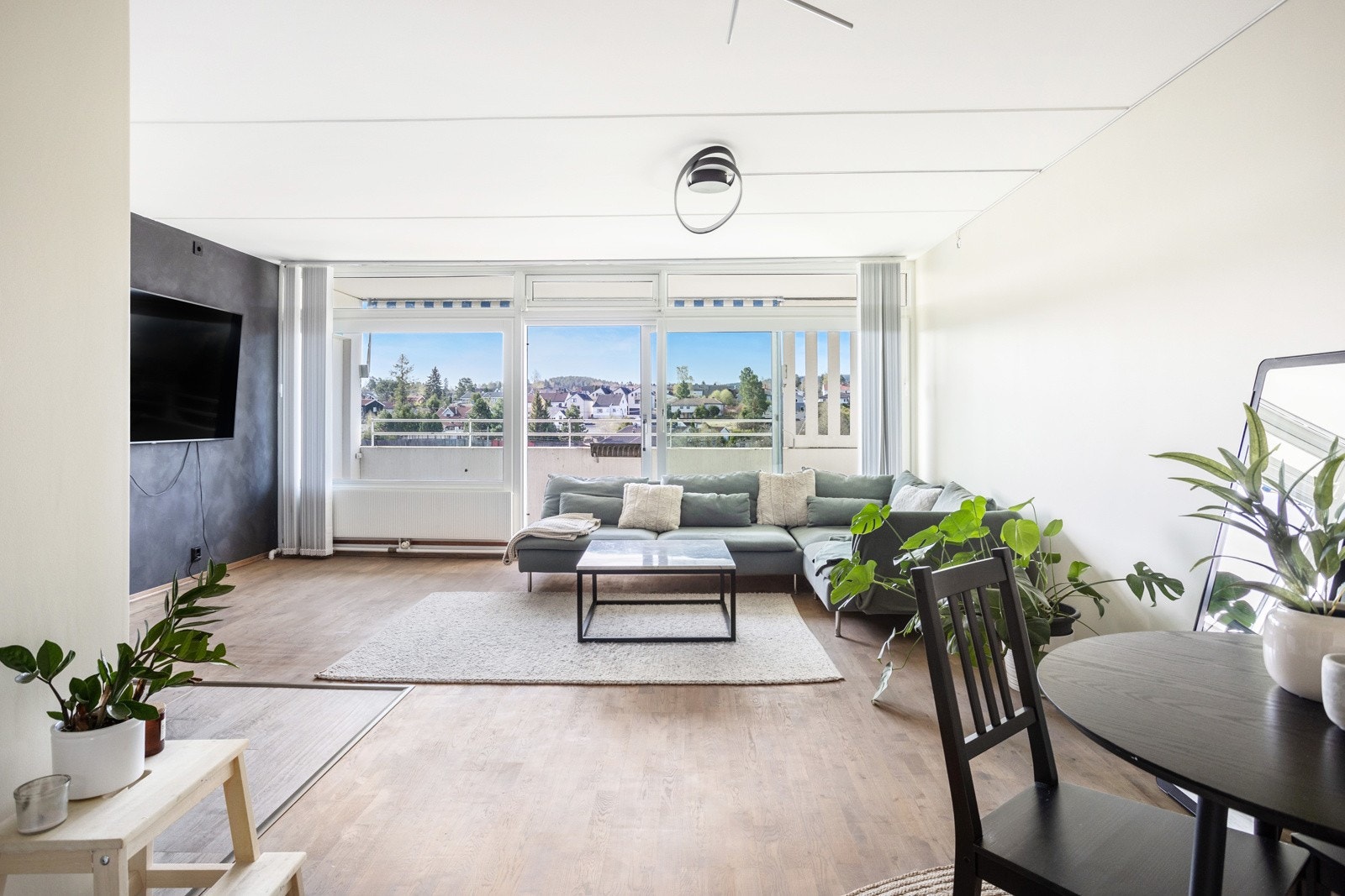 Stuen er av svært god størrelse og har plass til sofaseksjon og diverse møblement. Galleribilde