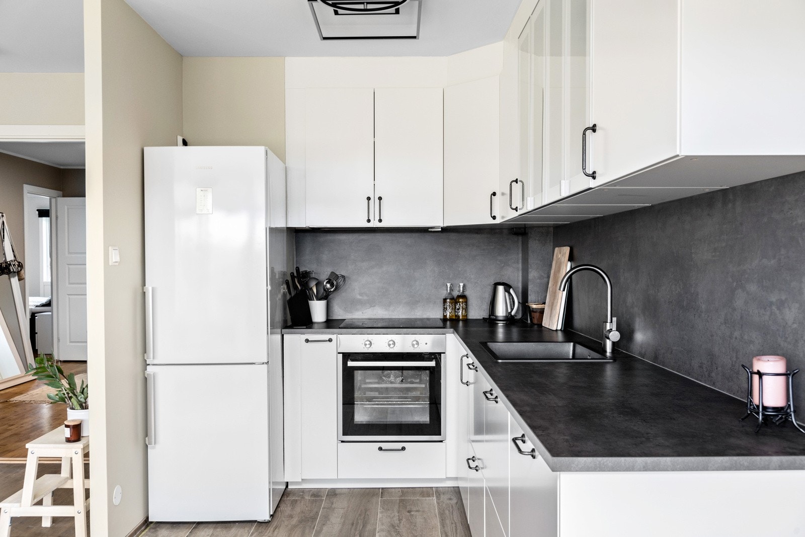 Kjøkkeninnredning består av glatte fronter og laminer tbenkeplate. Galleribilde