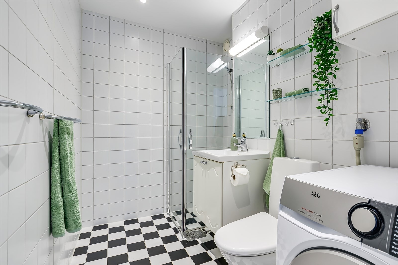 Pent flislagt bad med elektrisk gulvvarme og downlights i taket. Galleribilde