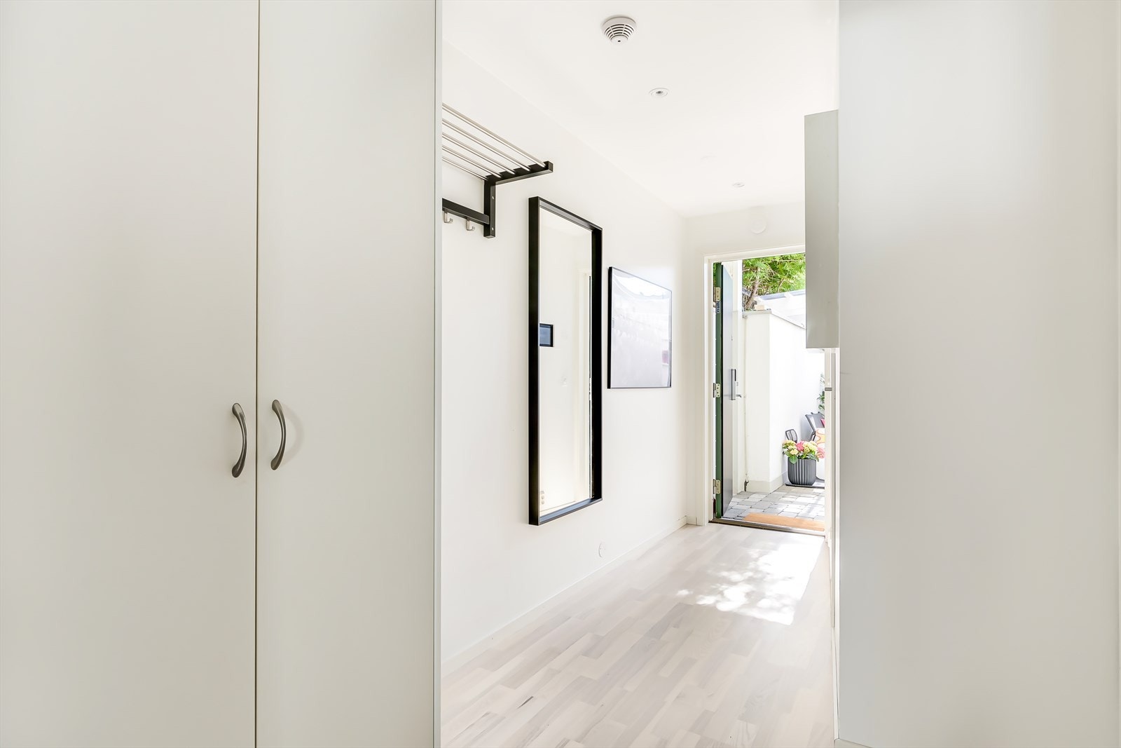 Innbydende entré med god plass til å henge fra seg yttertøy og sko. Galleribilde